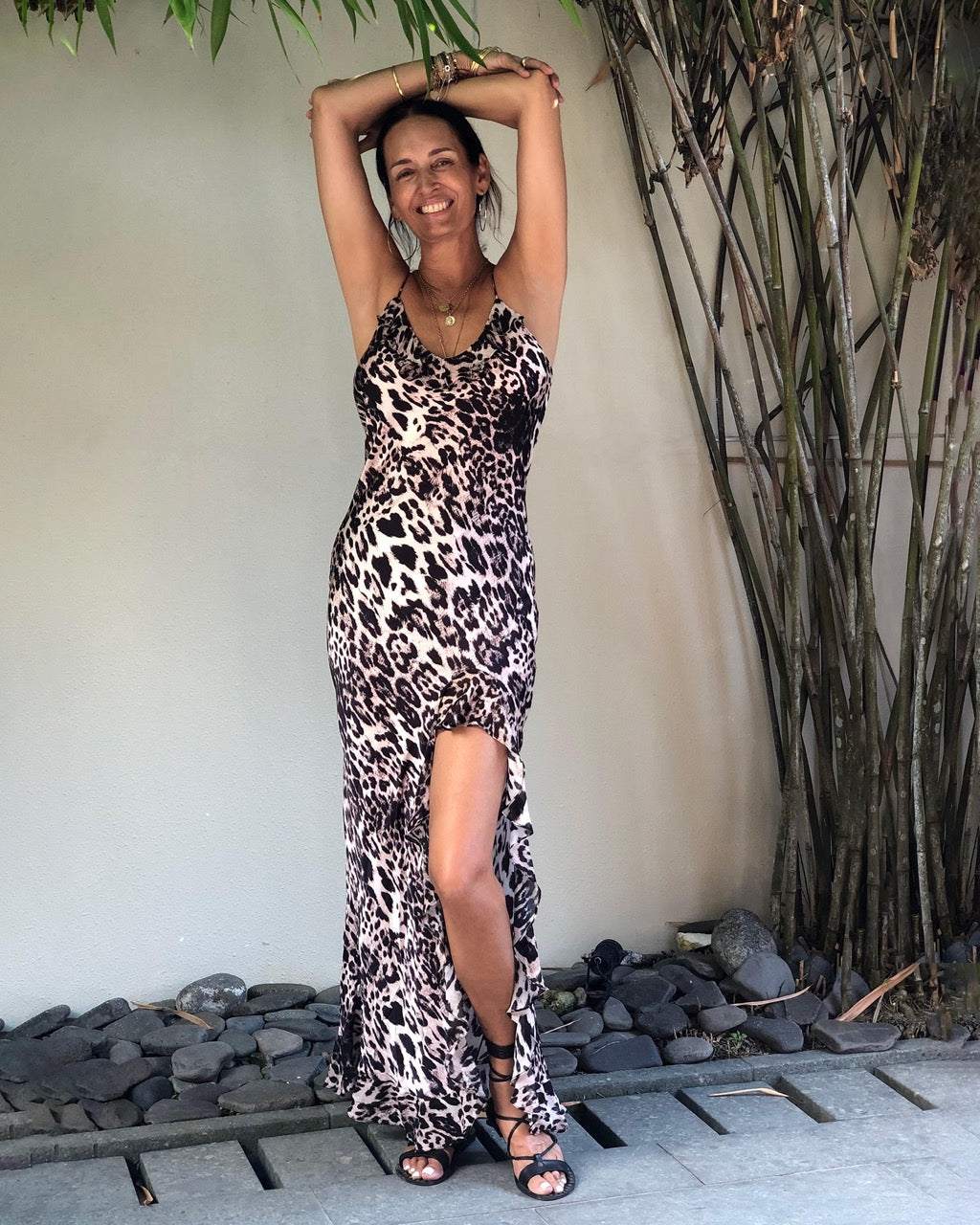 Model is 178cm / 5' foot 10" inches in height and wears a size S