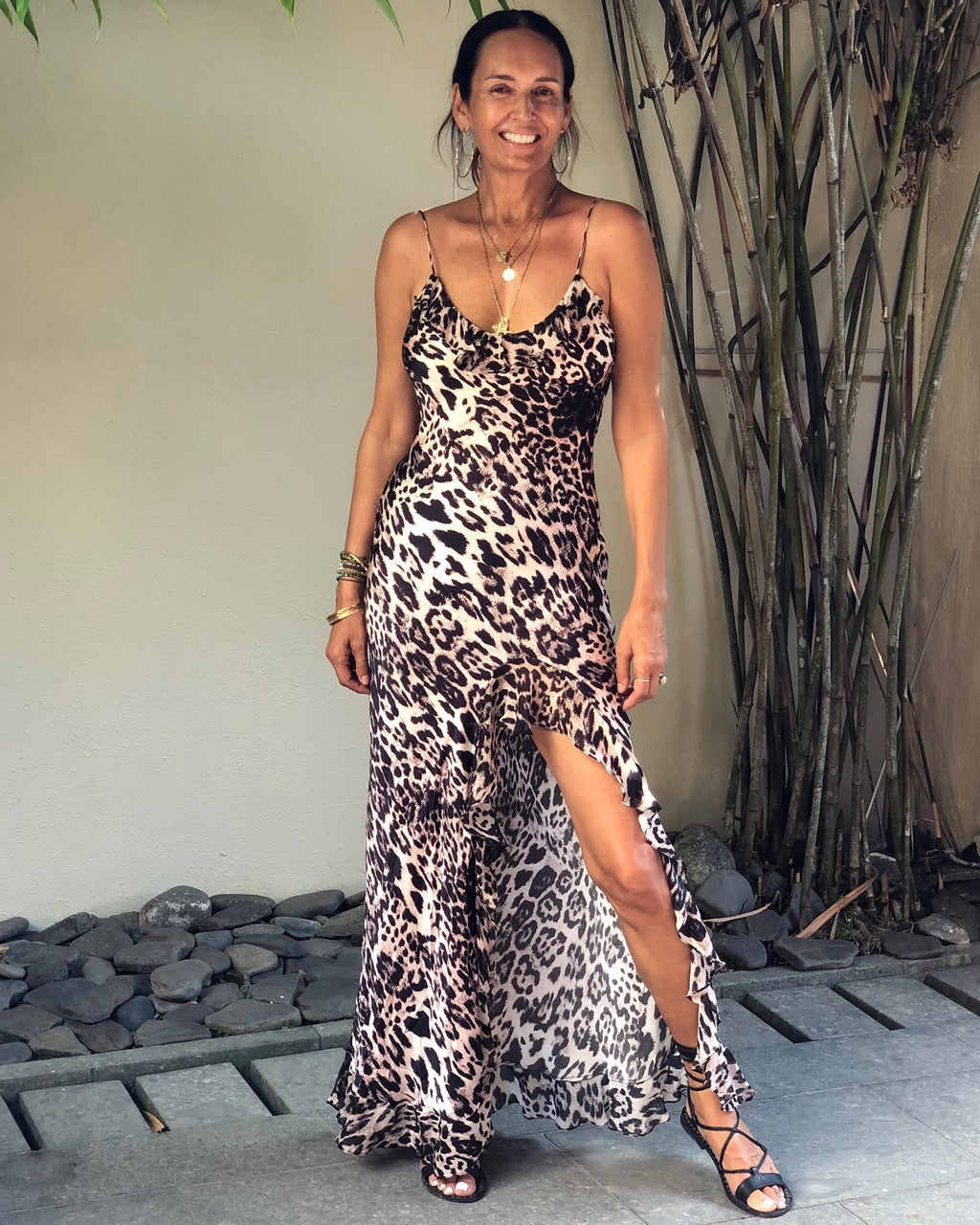 Model is 178cm / 5' foot 10" inches in height and wears a size S