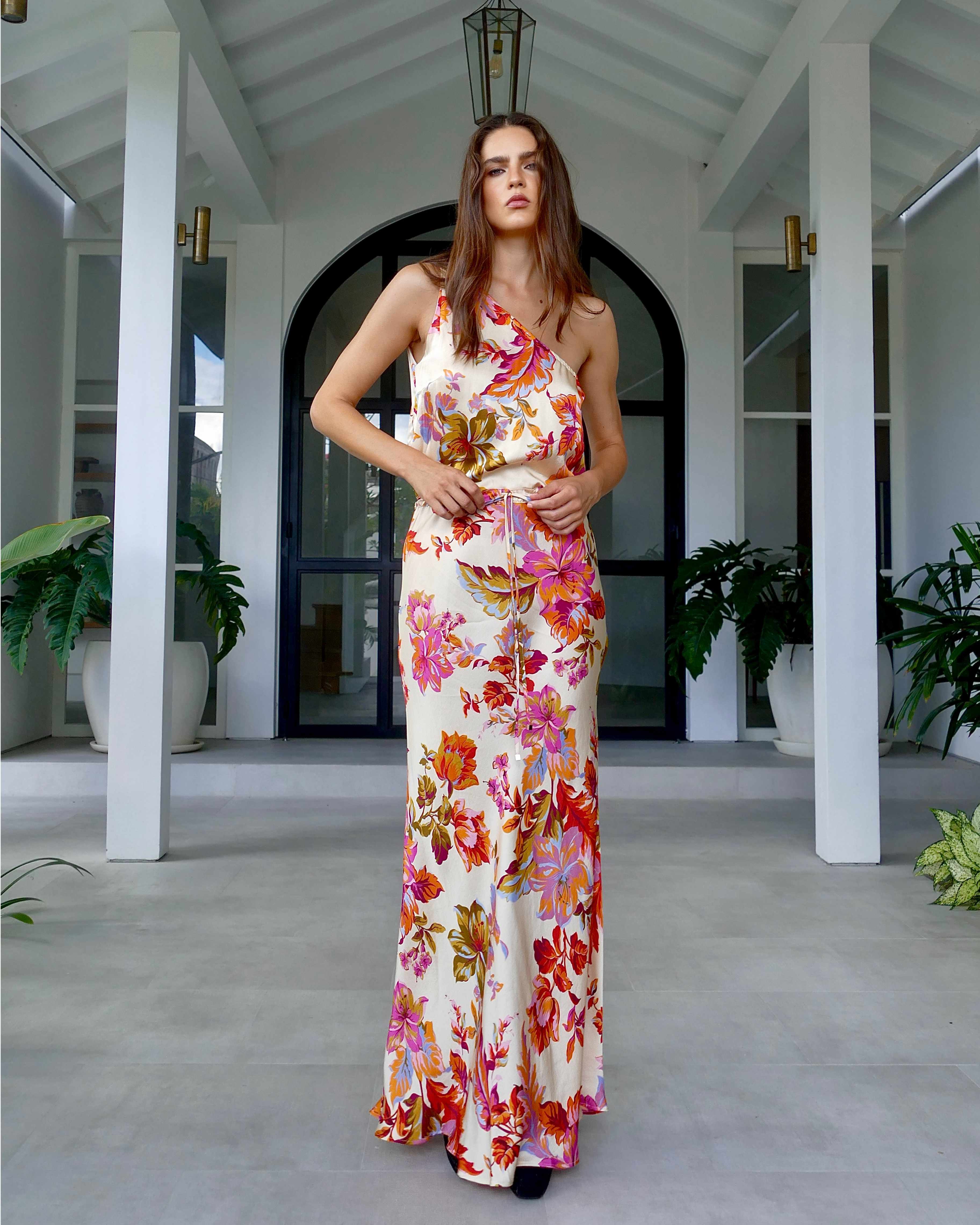 Model is 178cm / 5' foot 10" inches in height and wears a size S