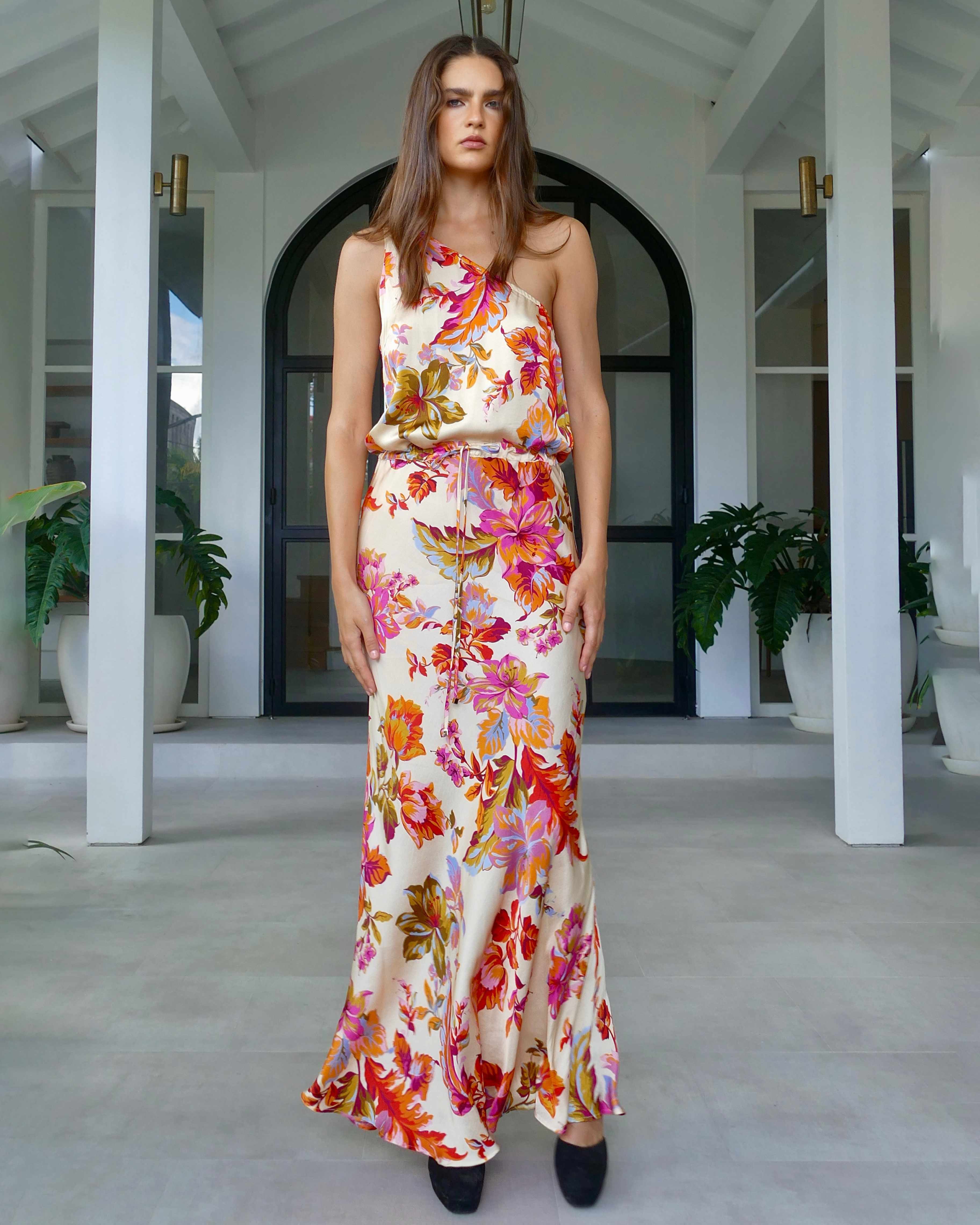 Model is 178cm / 5' foot 10" inches in height and wears a size S