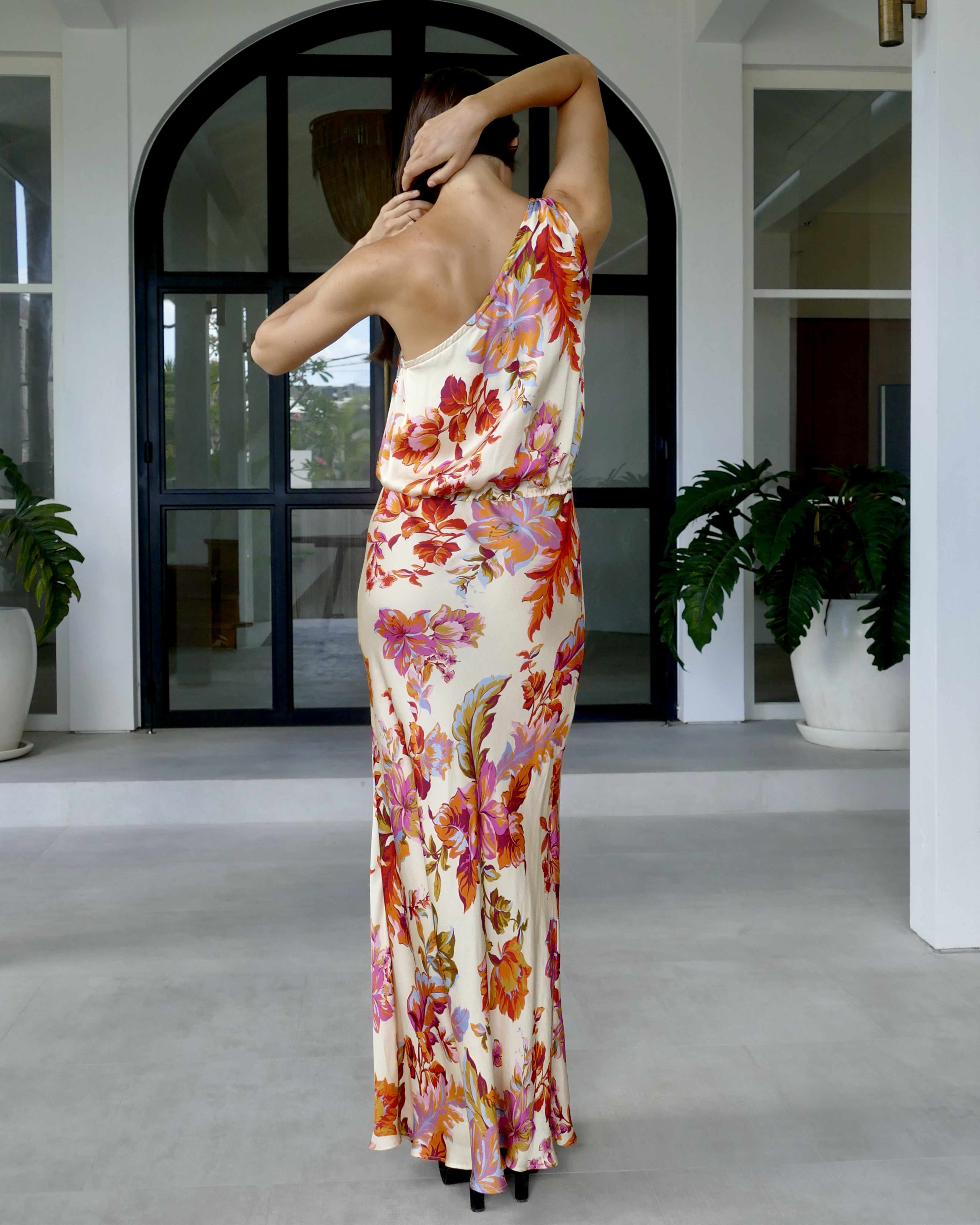 Model is 178cm / 5' foot 10" inches in height and wears a size S