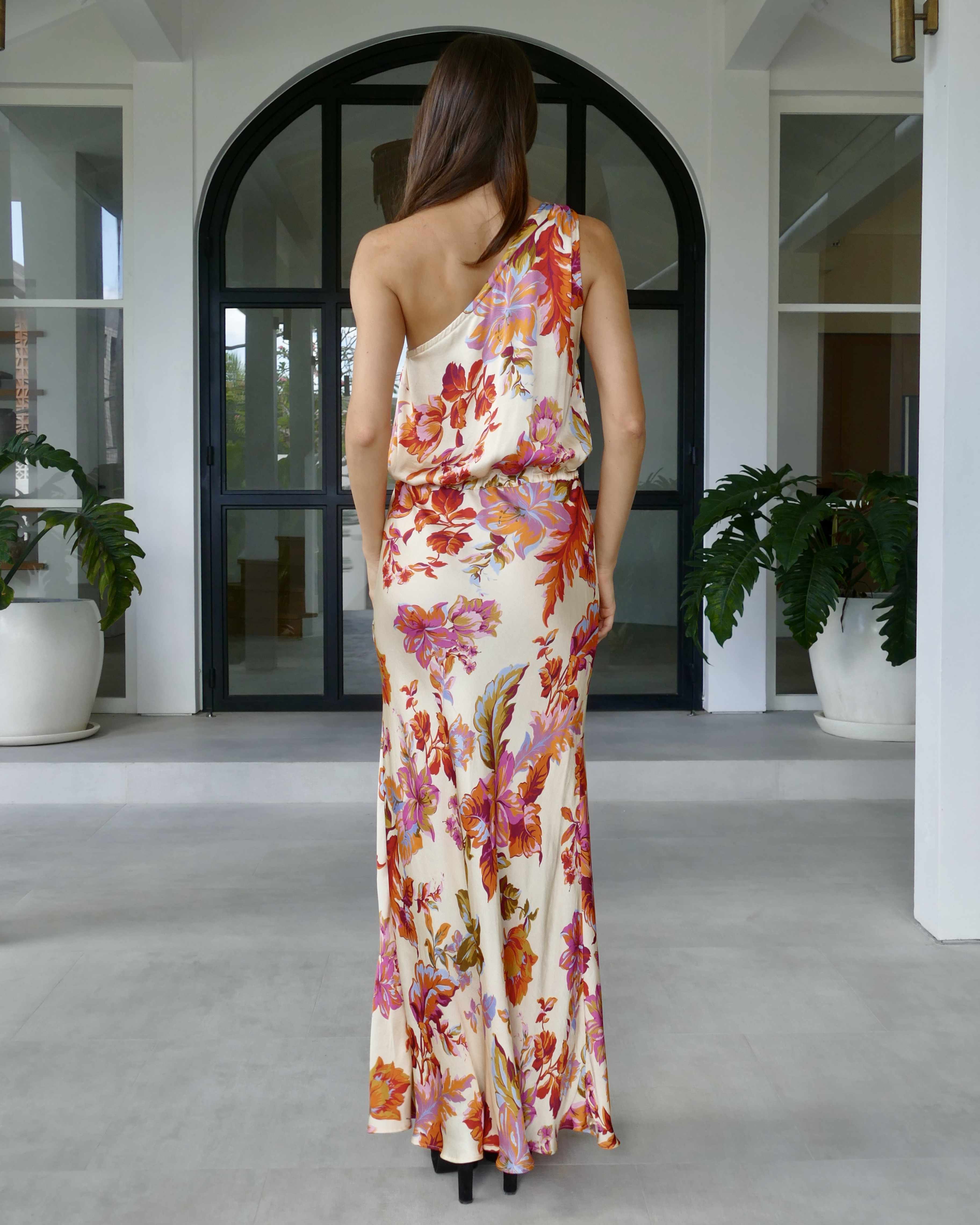 Model is 178cm / 5' foot 10" inches in height and wears a size S