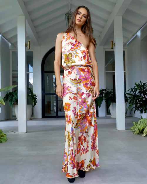 Model is 178cm / 5' foot 10" inches in height and wears a size S
