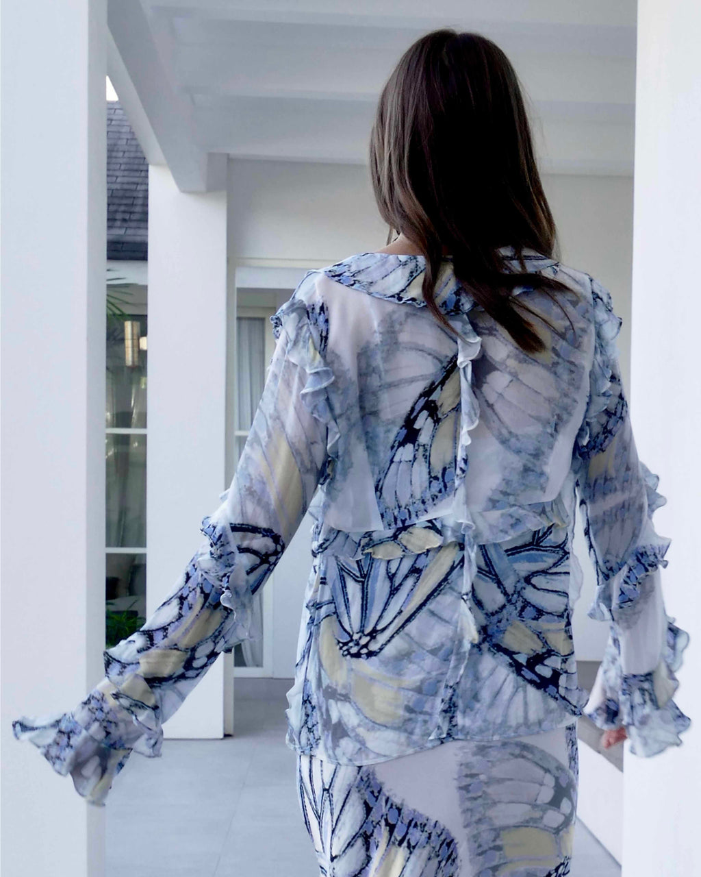 Model is 178cm / 5' foot 10" inches in height and wears a size S