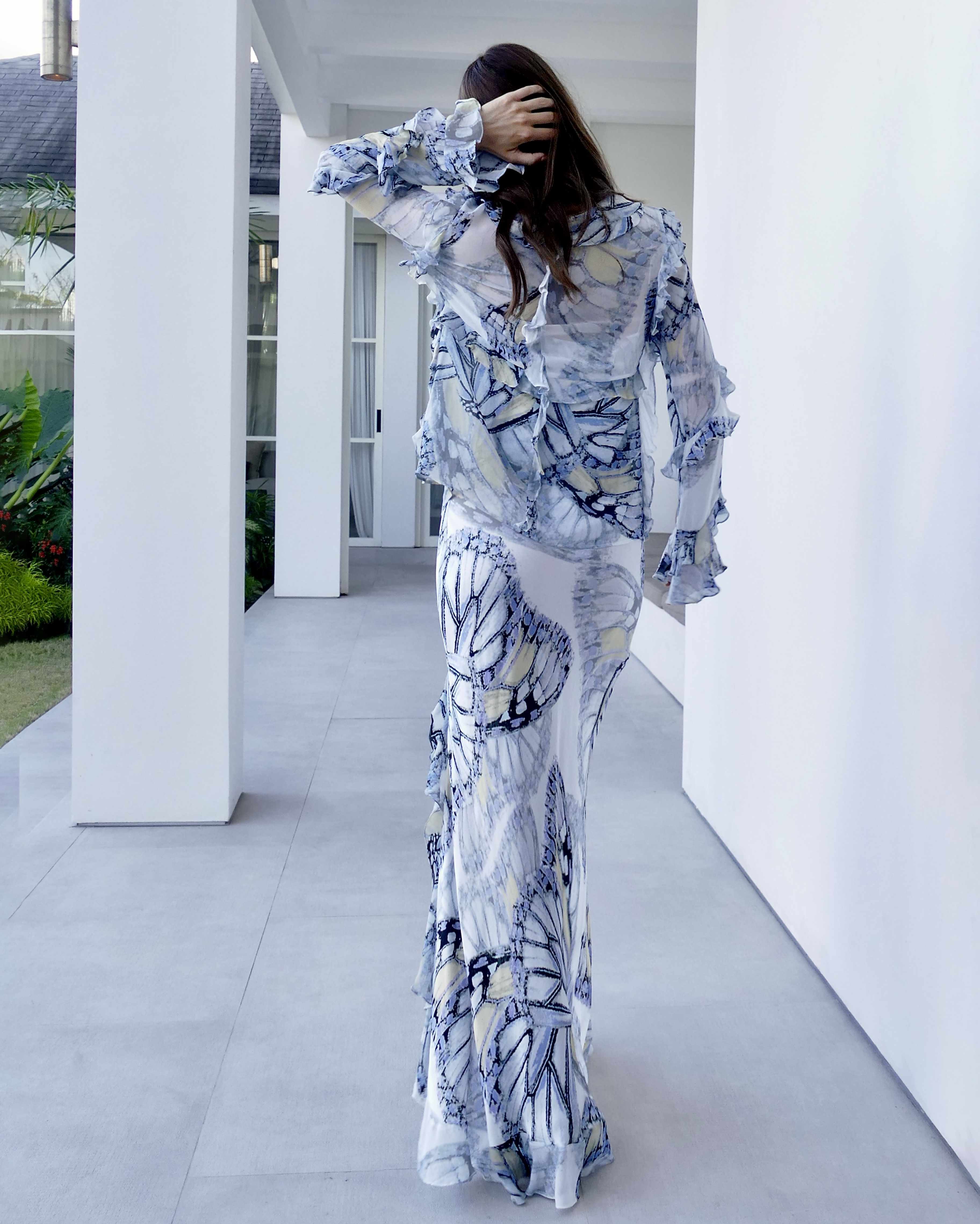 Model is 178cm / 5' foot 10" inches in height and wears a size S