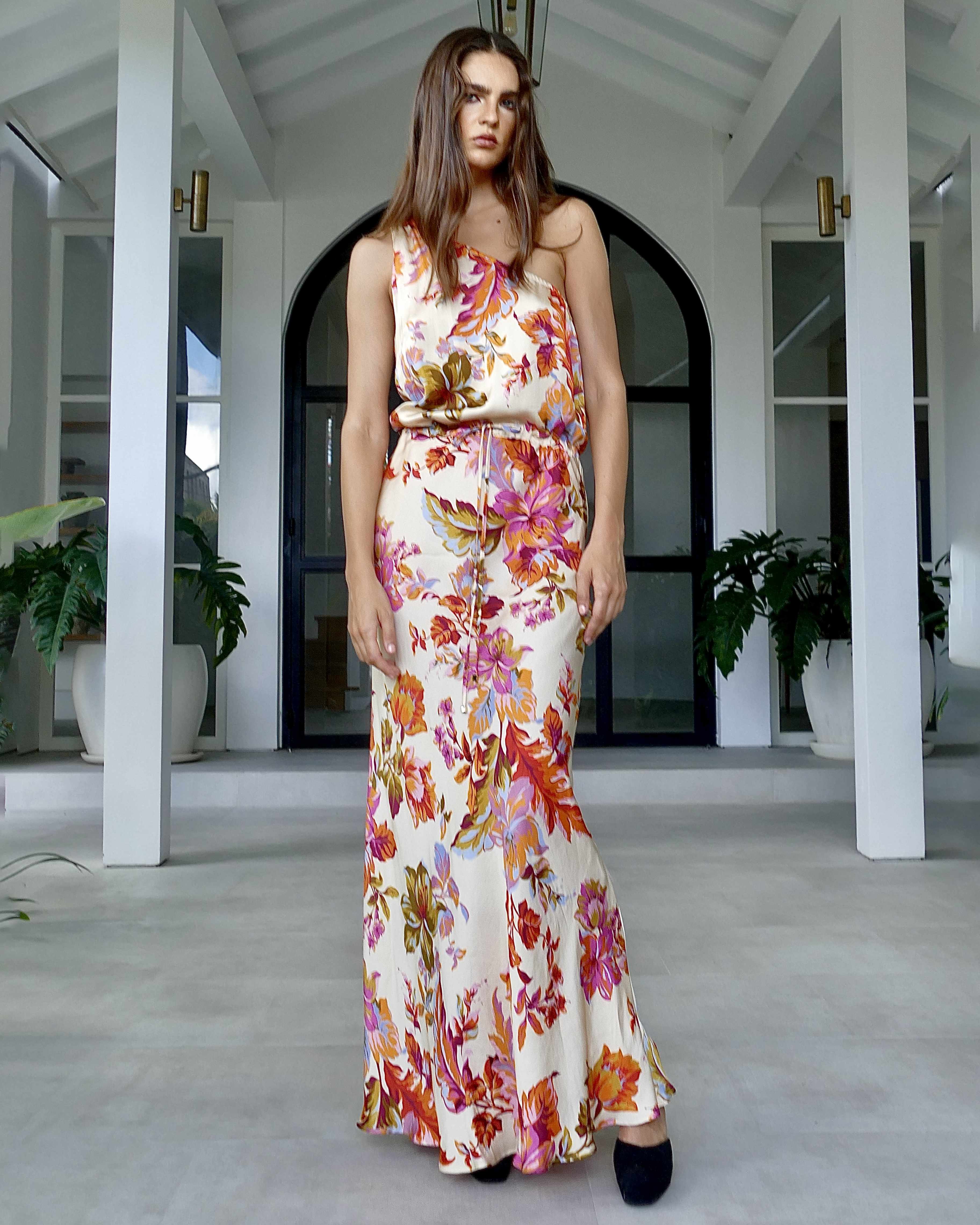 Model is 178cm / 5' foot 10" inches in height and wears a size S