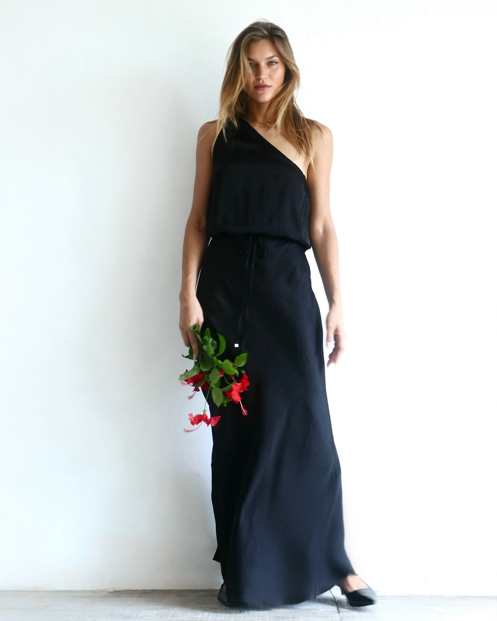Model is 178cm / 5' foot 10" inches in height and wears a size S