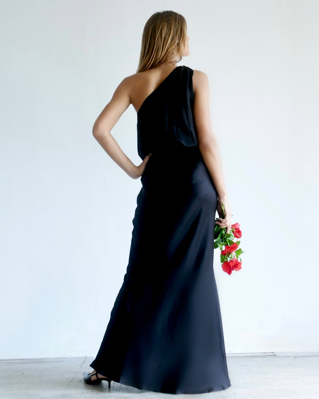 Model is 178cm / 5' foot 10" inches in height and wears a size S