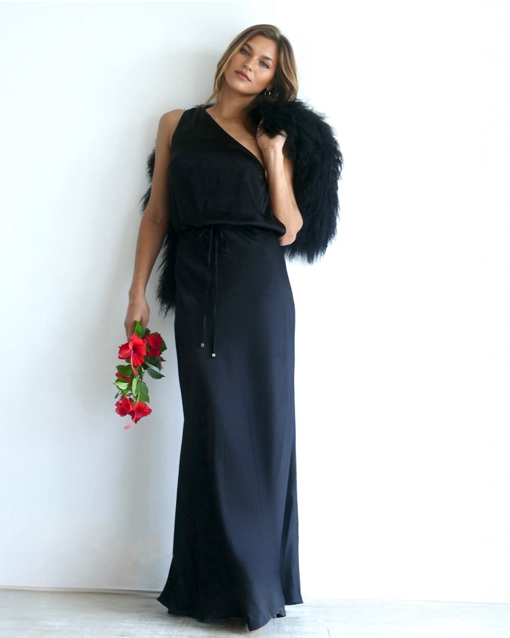 Model is 178cm / 5' foot 10" inches in height and wears a size S