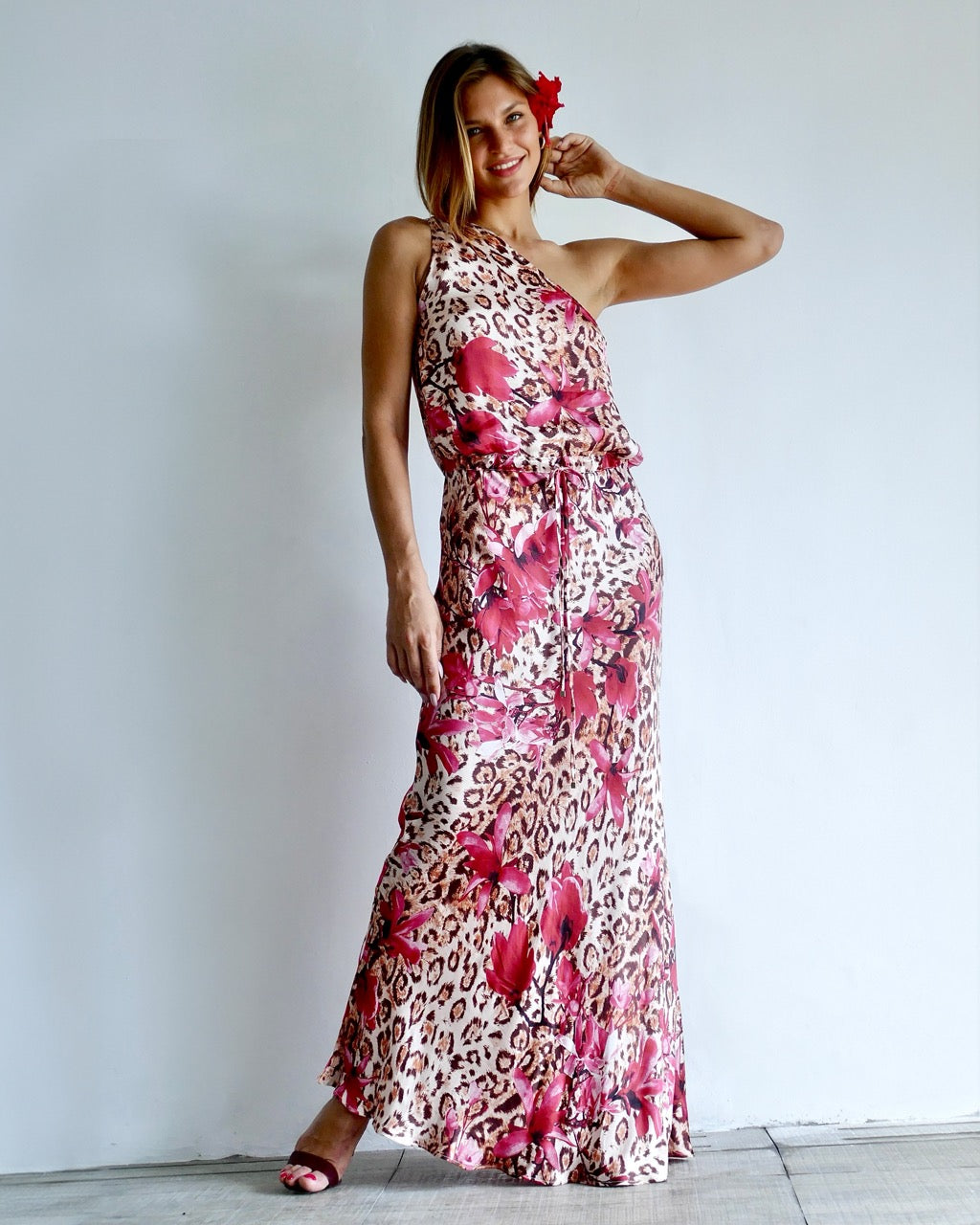 Model is 178cm / 5' foot 10" inches in height and wears a size S