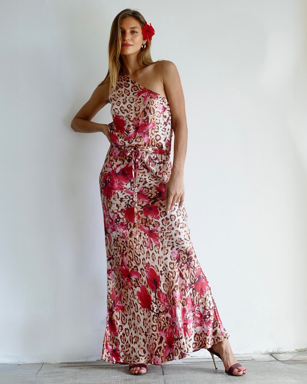 Model is 178cm / 5' foot 10" inches in height and wears a size S