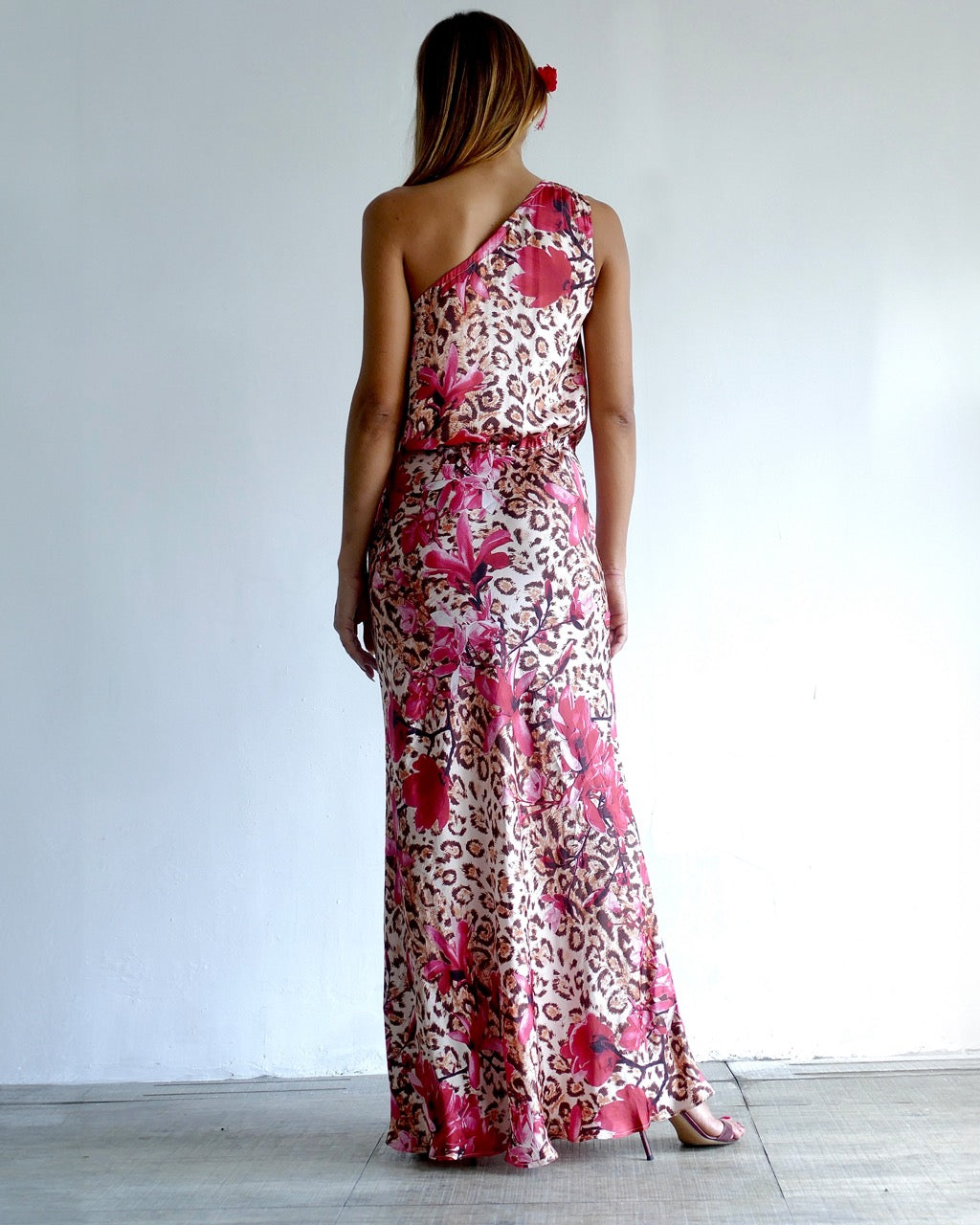 Model is 178cm / 5' foot 10" inches in height and wears a size S