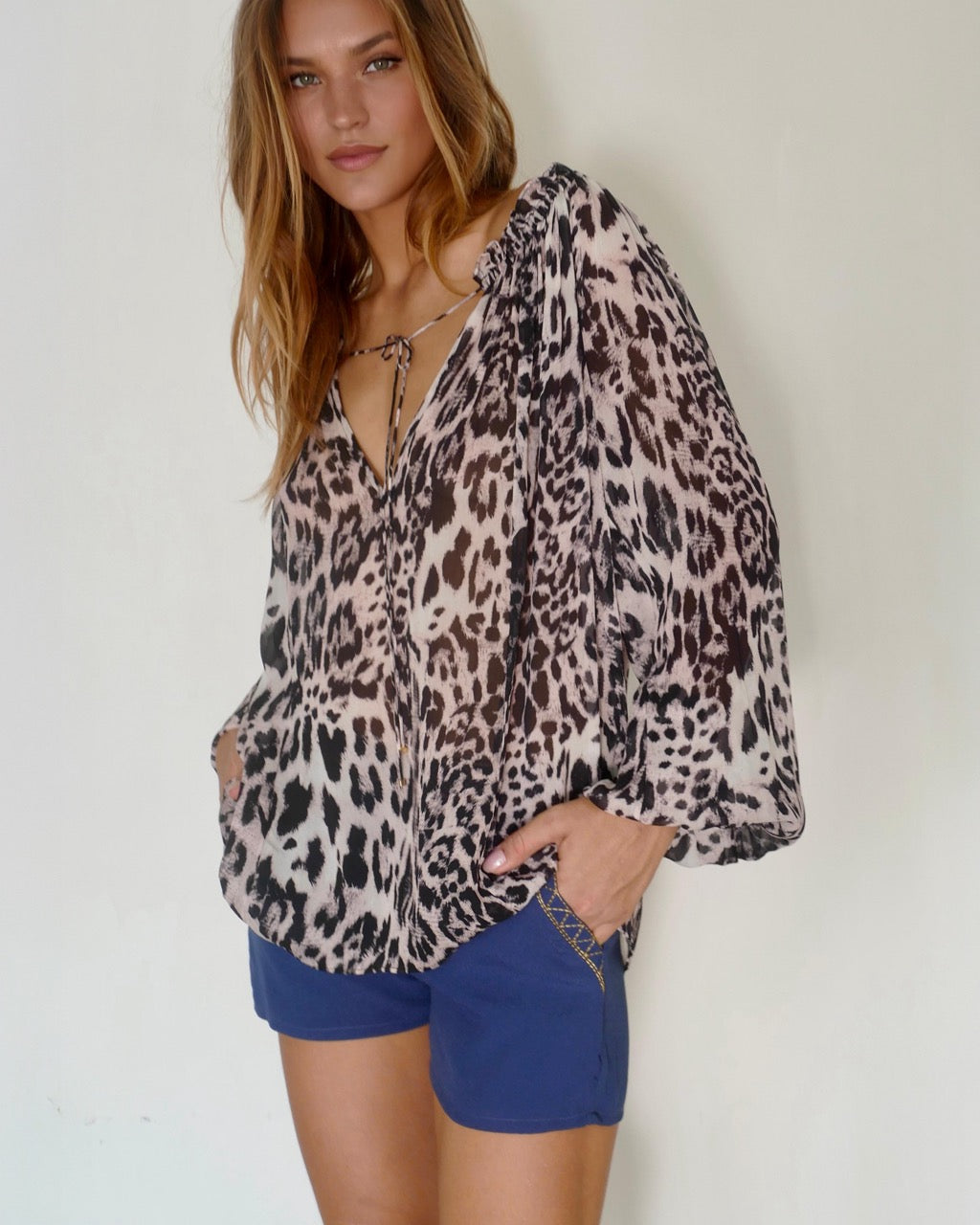 Model is 176 cm / 5' 9" inches in height and wears a size S