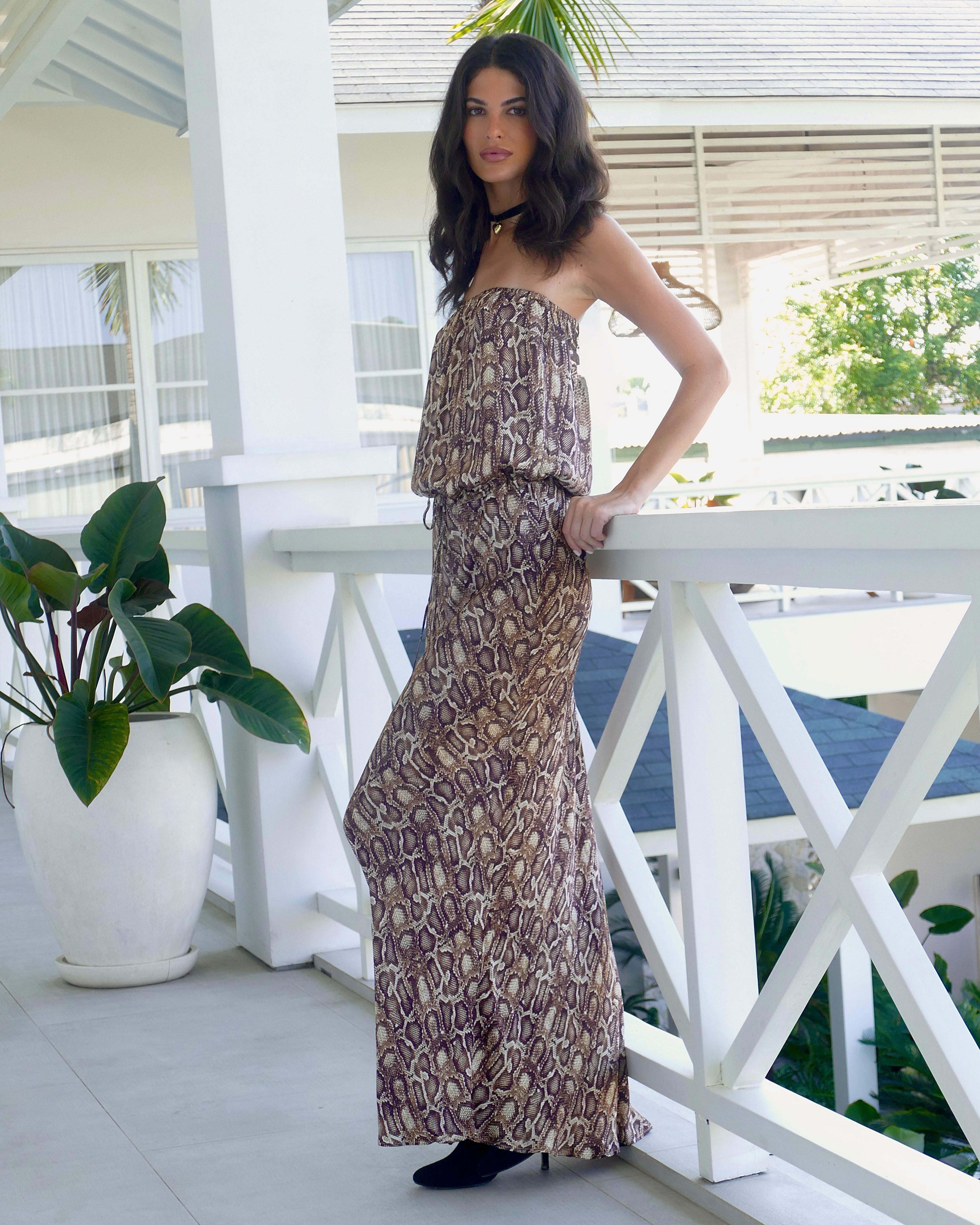 Model is 178 cm / 5'10" inches in height and wears a size S.