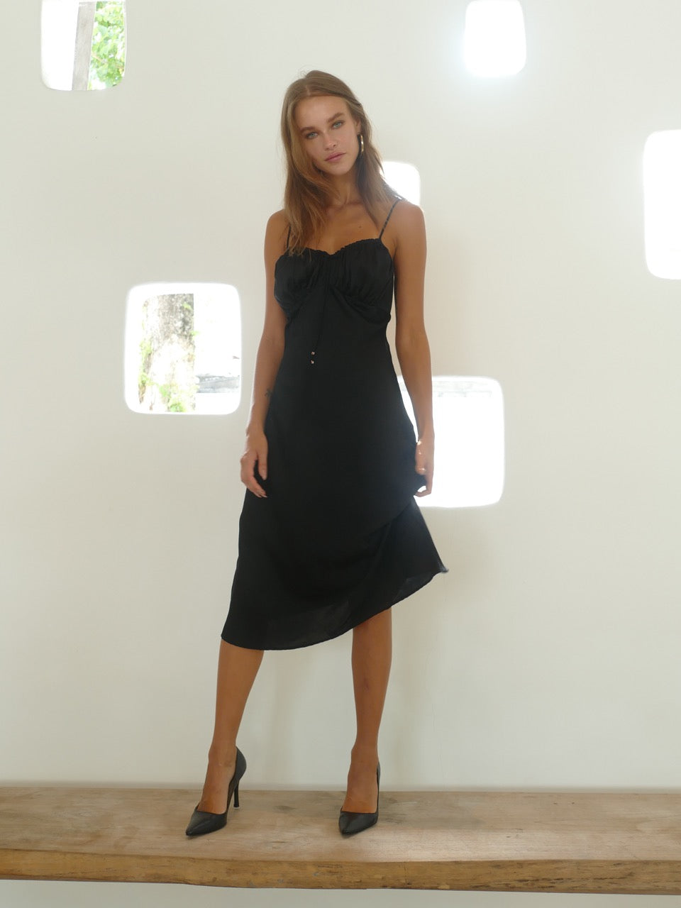 Model is 173cm / 5' foot 8" inches in height and wears a size XS