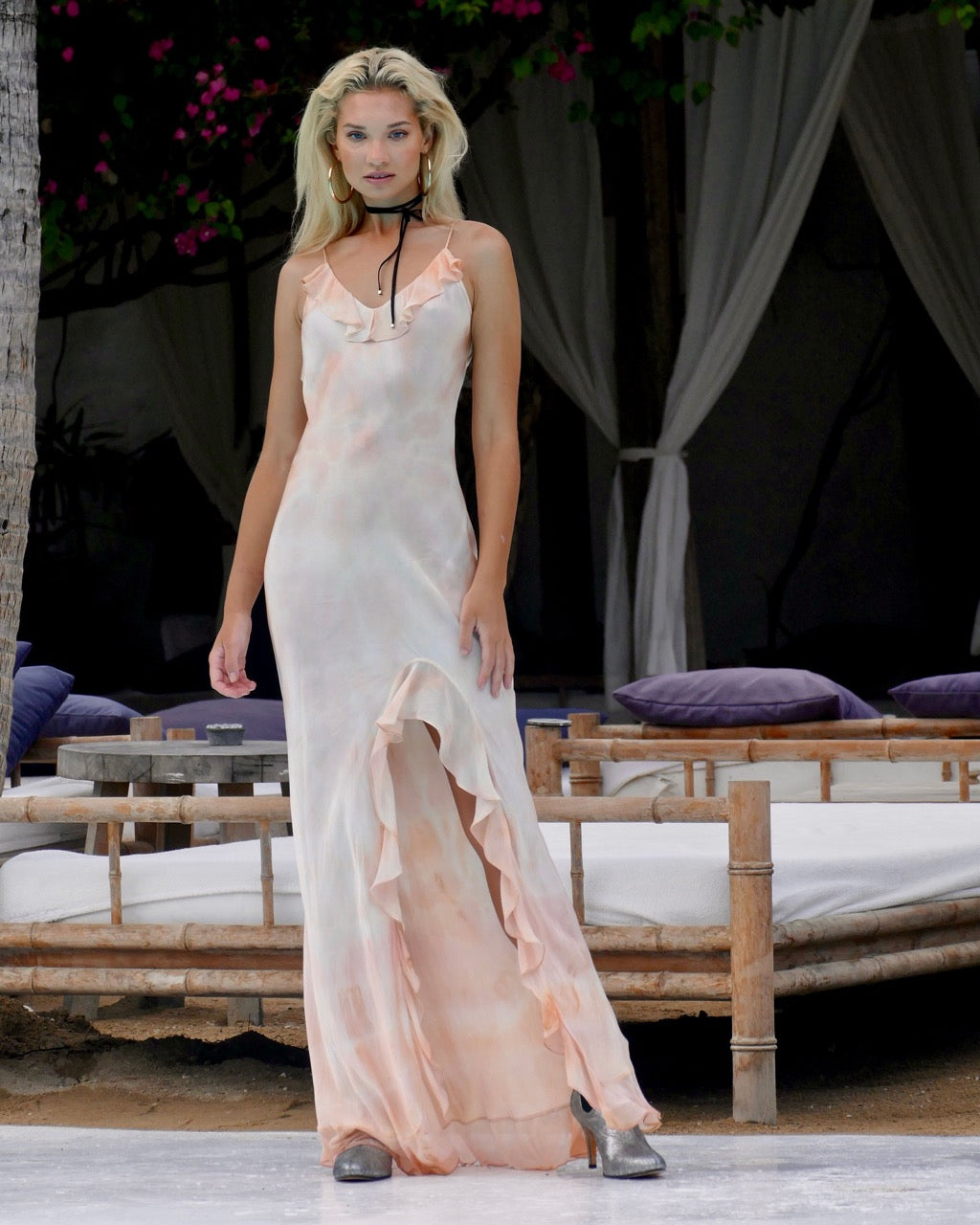 Model is 178cm / 5' foot 10" inches in height and wears a size S 
