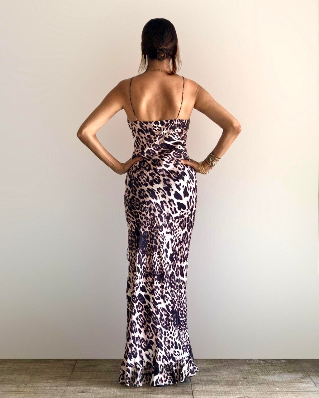 Model is 178cm / 5' foot 10" inches in height and wears a size S