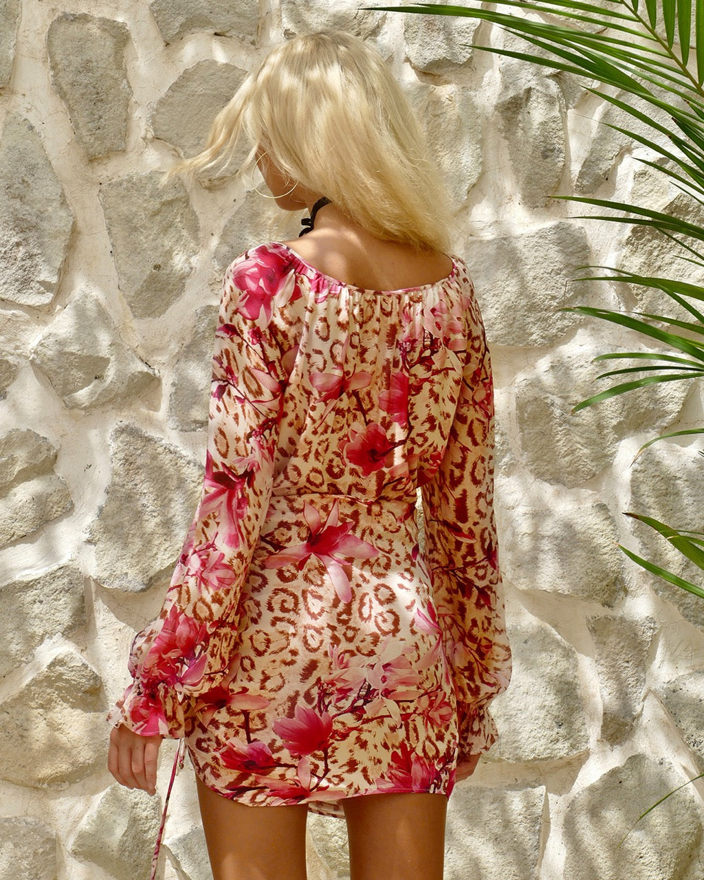 Model is 178cm / 5' foot 10" inches in height and wears a size XS