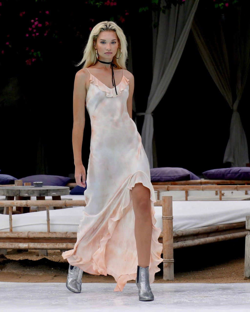 Model is 178cm / 5' foot 10" inches in height and wears a size S 