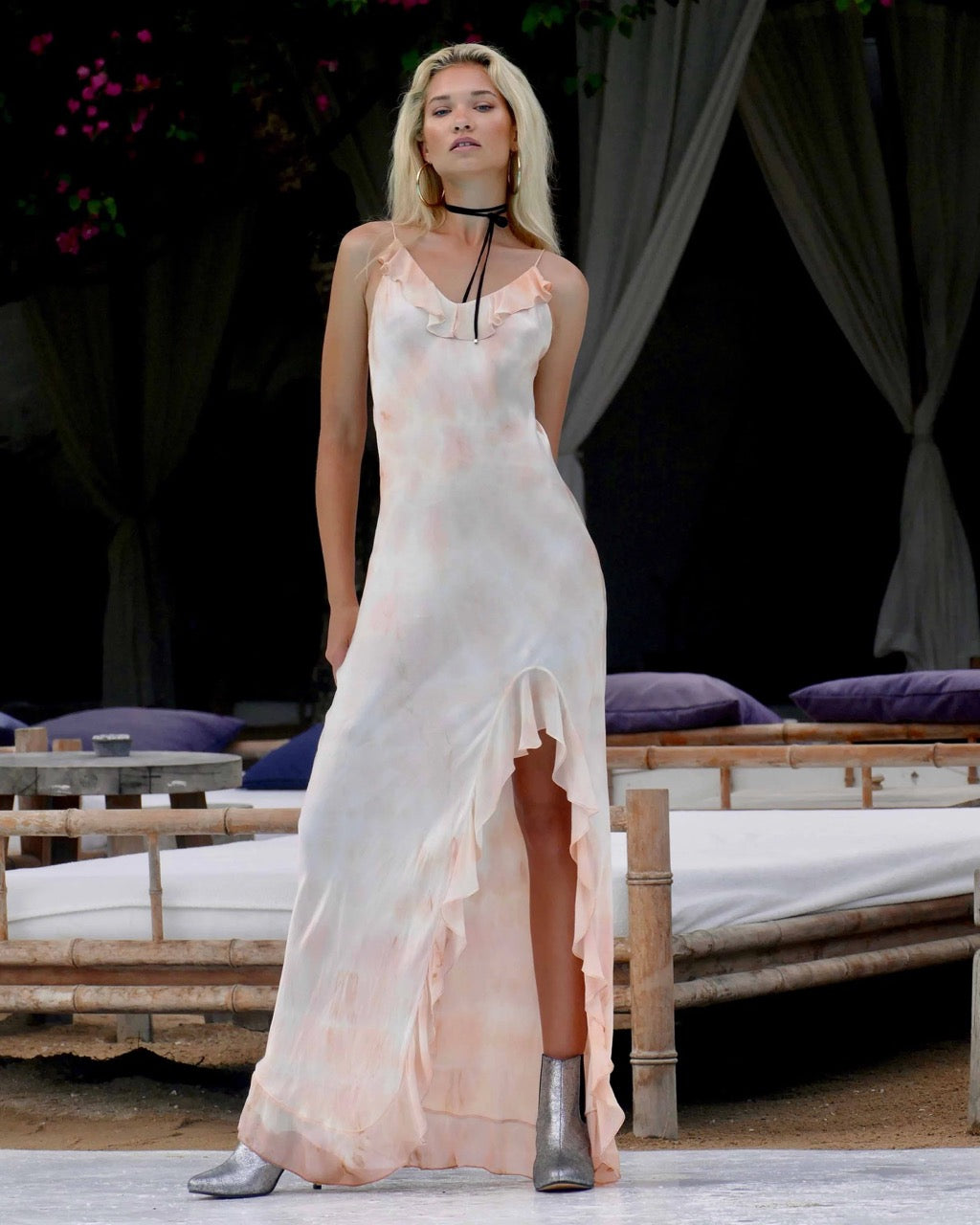 Model is 178cm / 5' foot 10" inches in height and wears a size S 