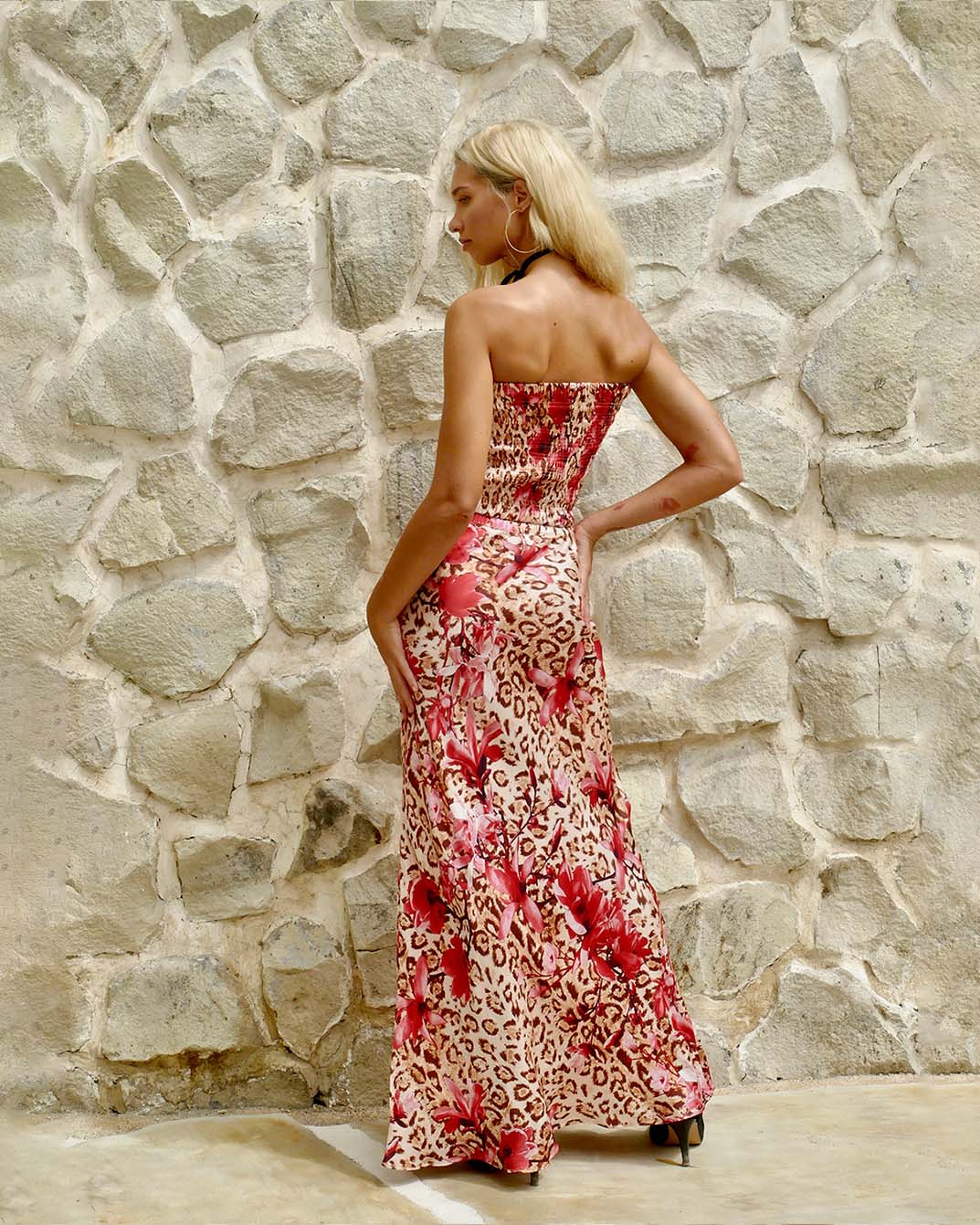 Model is 175cm / 5' foot 9" inches in height and wears a size XS