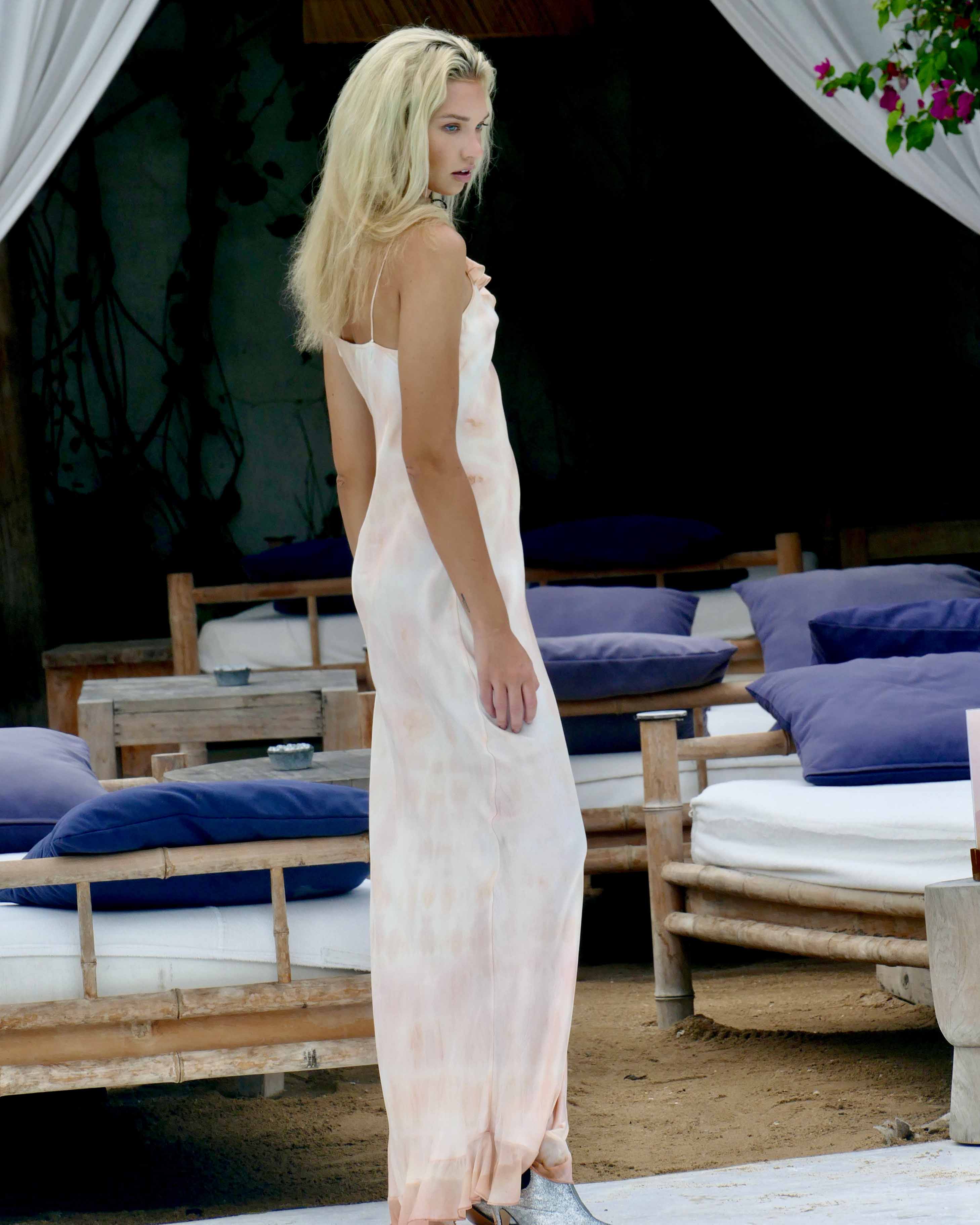 Model is 178cm / 5' foot 10" inches in height and wears a size S 