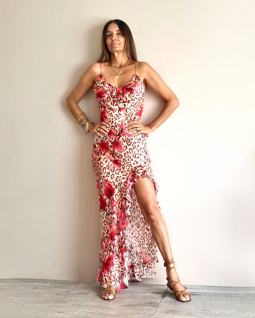 Model is 178cm / 5' foot 10" inches in height and wears a size S