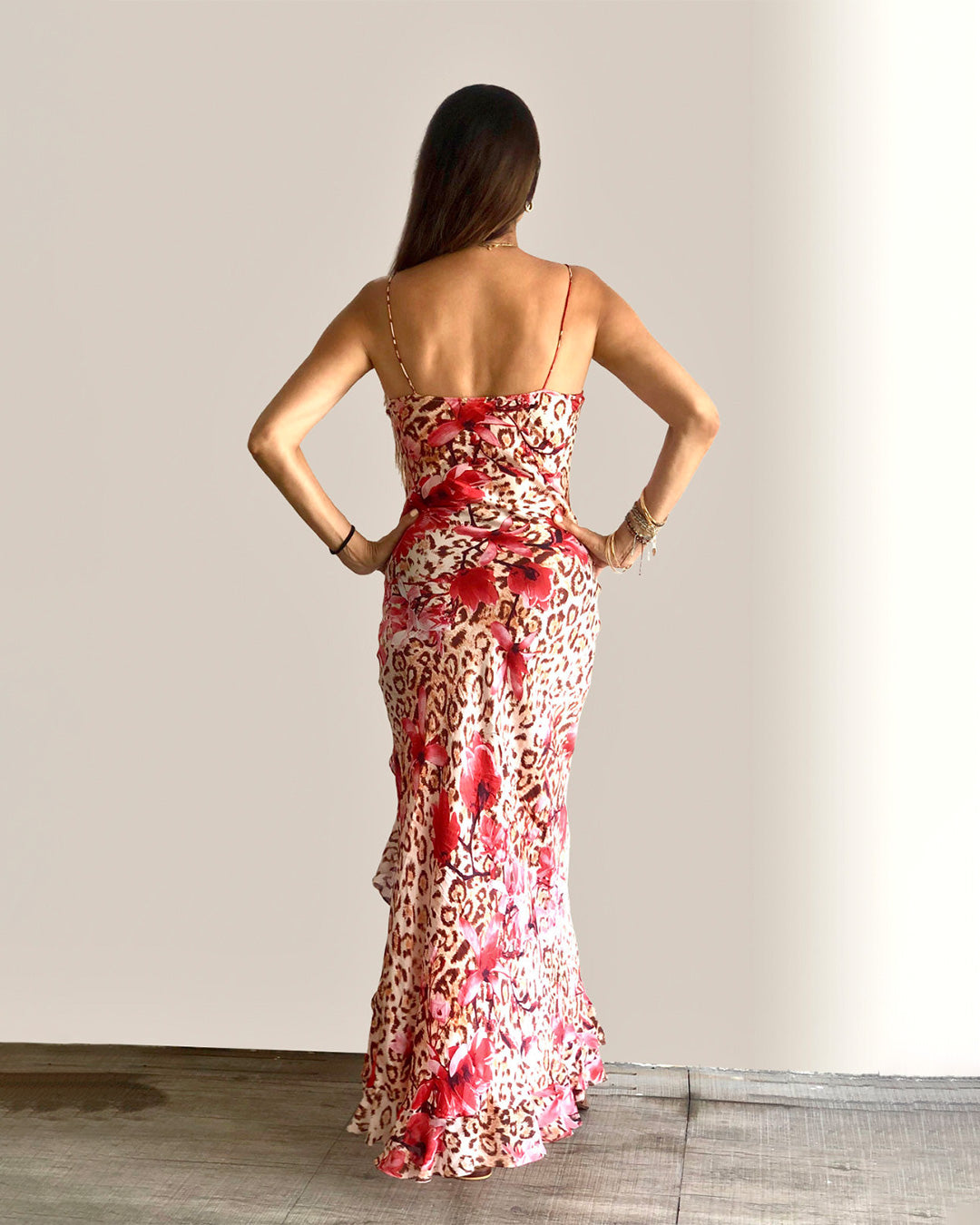 Model is 178cm / 5' foot 10" inches in height and wears a size S