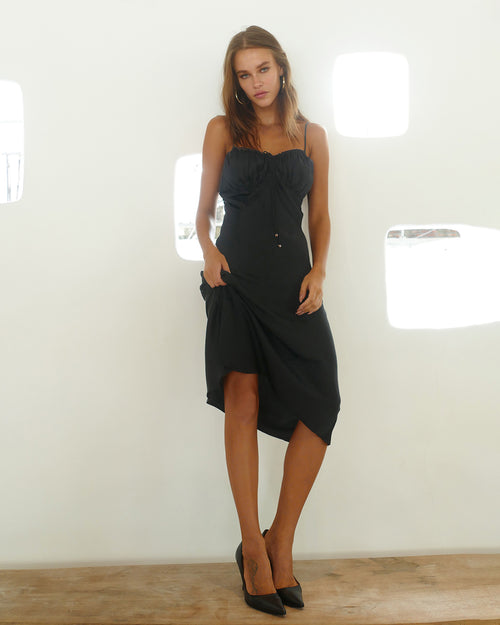 Model is 173cm / 5' foot 8" inches in height and wears a size XS