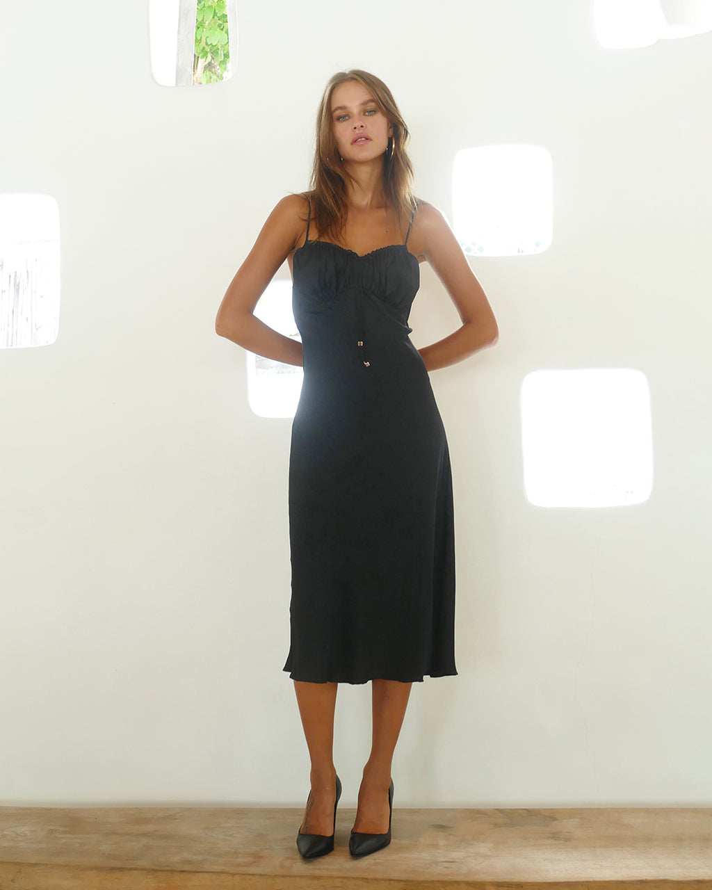 Model is 173cm / 5' foot 8" inches in height and wears a size XS