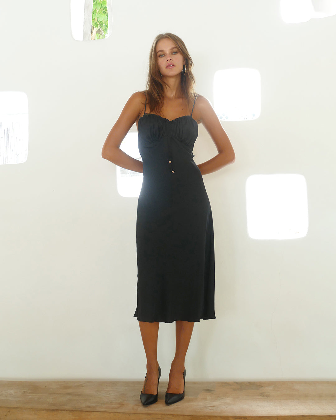 Model is 173cm / 5' foot 8" inches in height and wears a size XS
