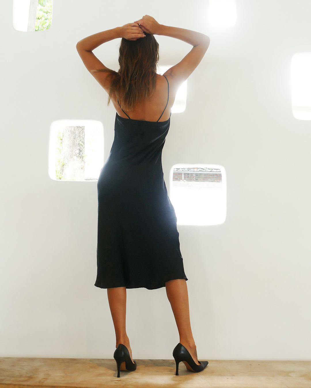 Model is 173cm / 5' foot 8" inches in height and wears a size XS