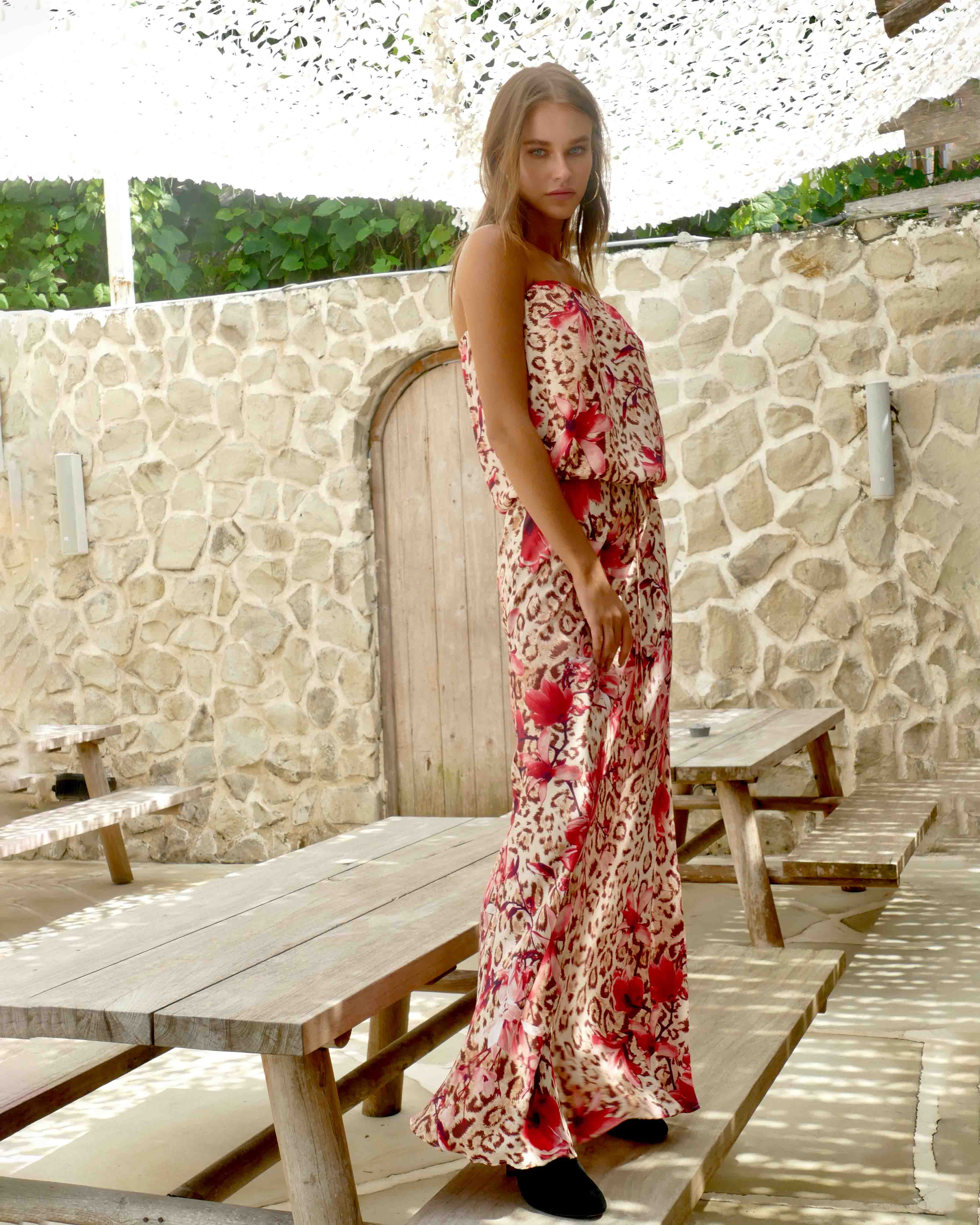 Model is 178cm / 5' foot 10" inches in height and wears a size S