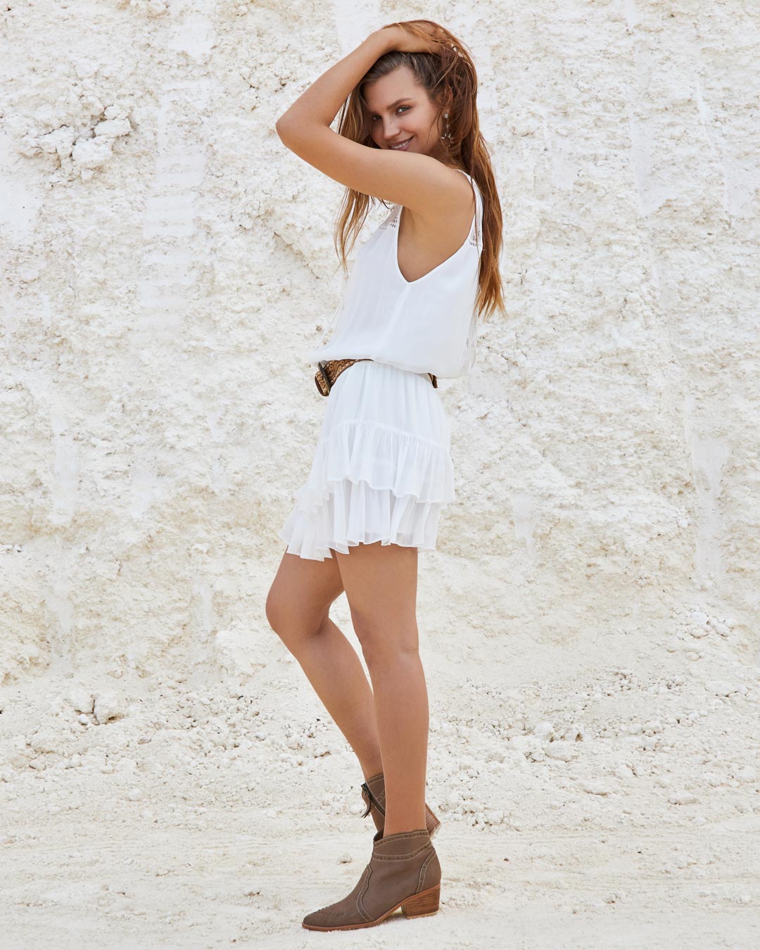 Model is 178cm / 5' foot 10" inches in height and wears a size S