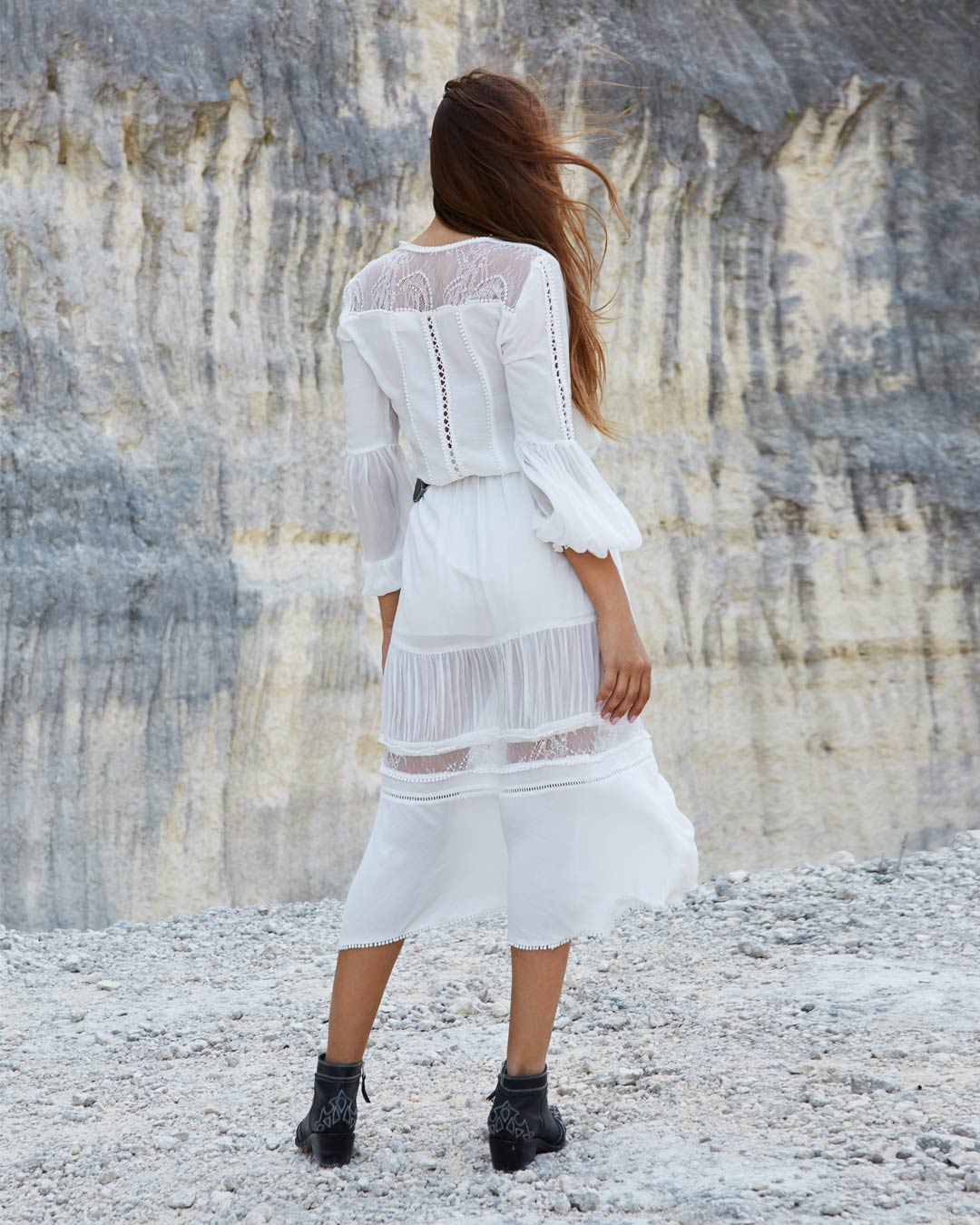 Model is 178cm / 5' foot 10" inches in height and wears a size S