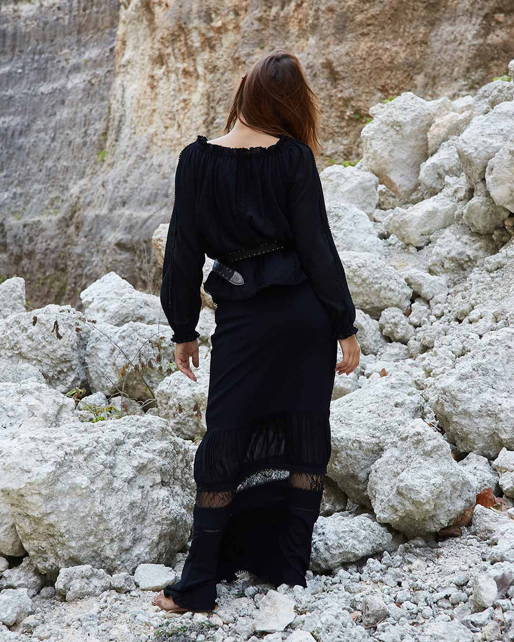 Model is 178cm / 5' foot 10" inches in height and wears a size S