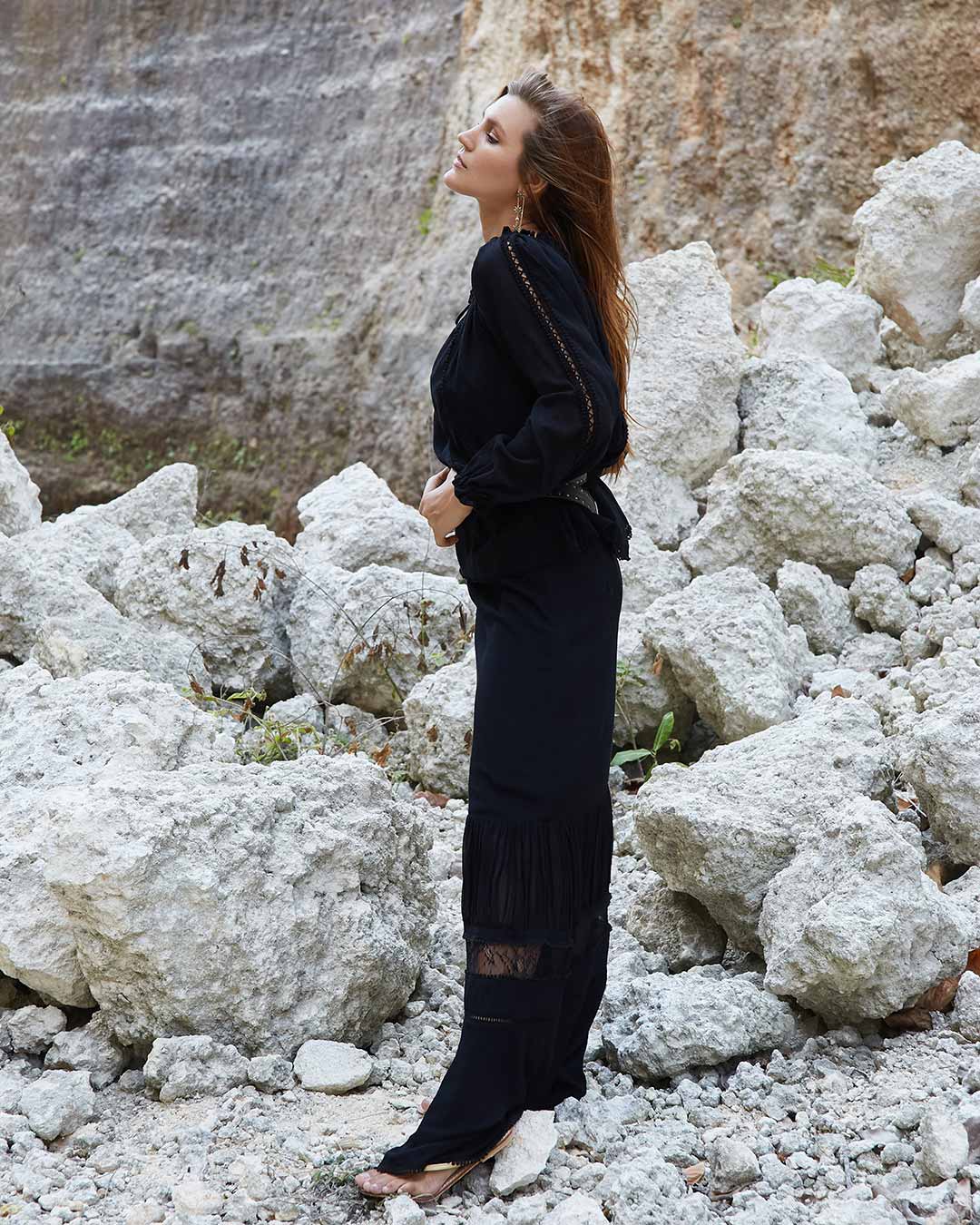 Model is 178cm / 5' foot 10" inches in height and wears a size S
