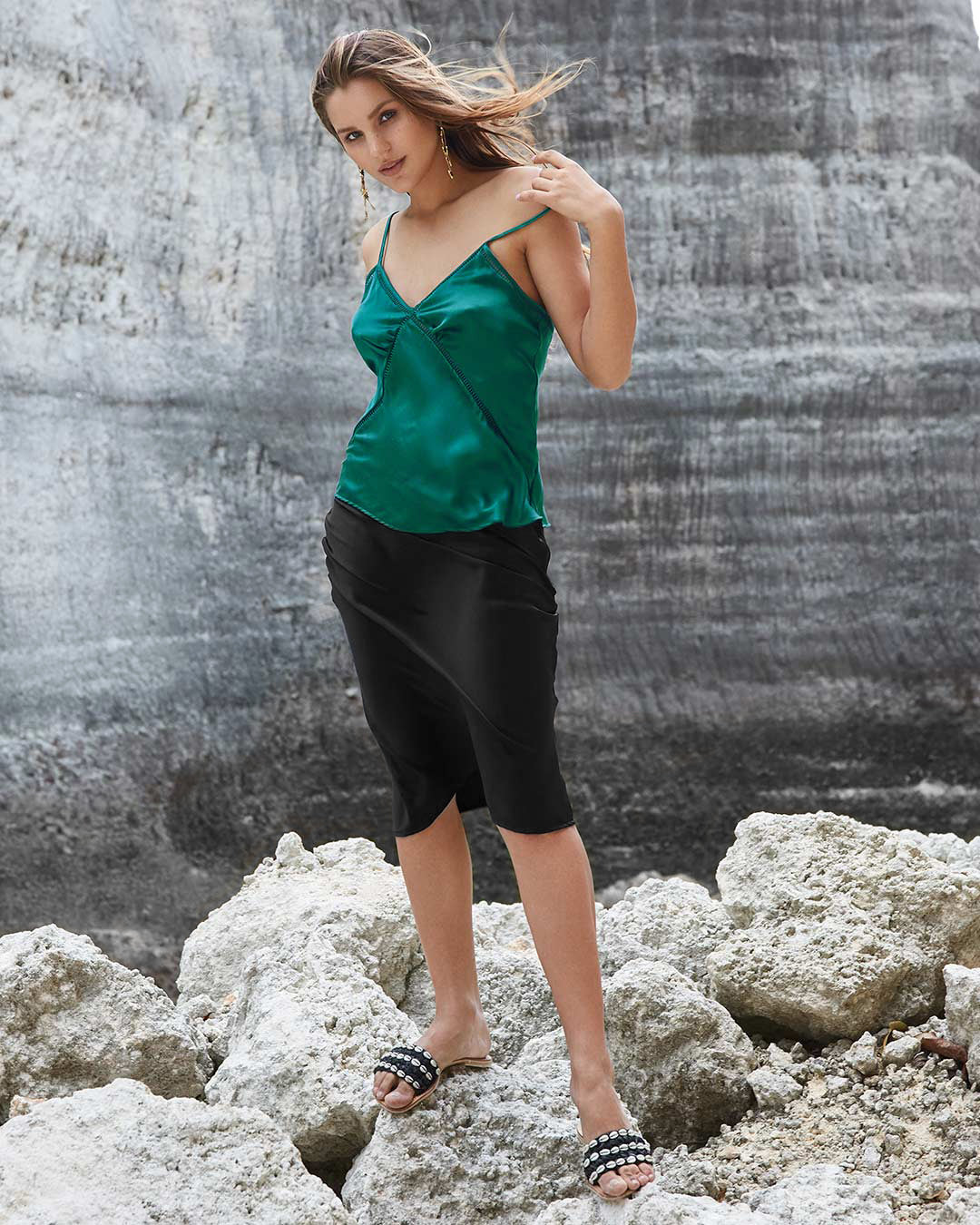 Model is 178cm / 5' foot 10" inches in height and wears a size S
