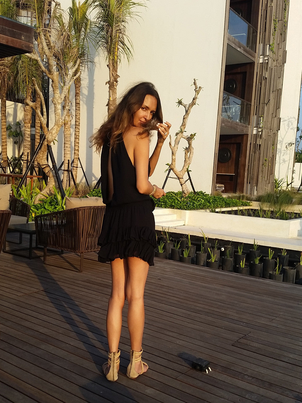 Model is 178cm / 5' foot 10" inches in height and wears a size S 