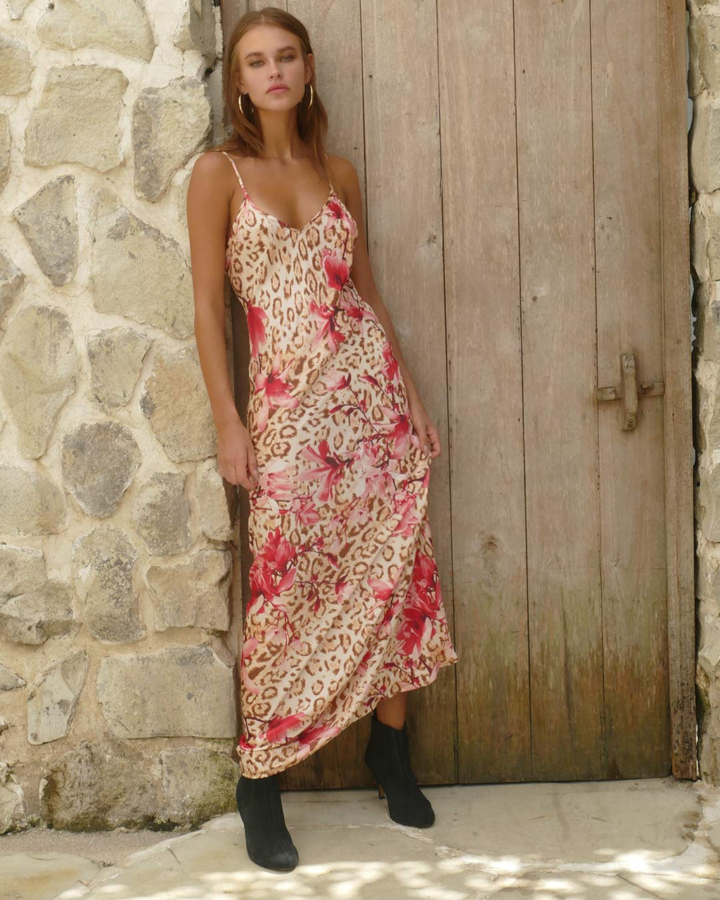 Model is 173cm / 5' foot 8" inches in height and wears a size XS