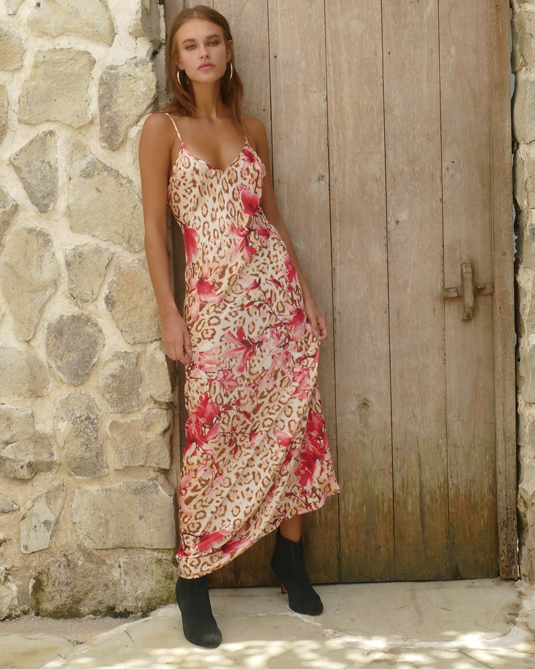 Model is 173cm / 5' foot 8" inches in height and wears a size XS