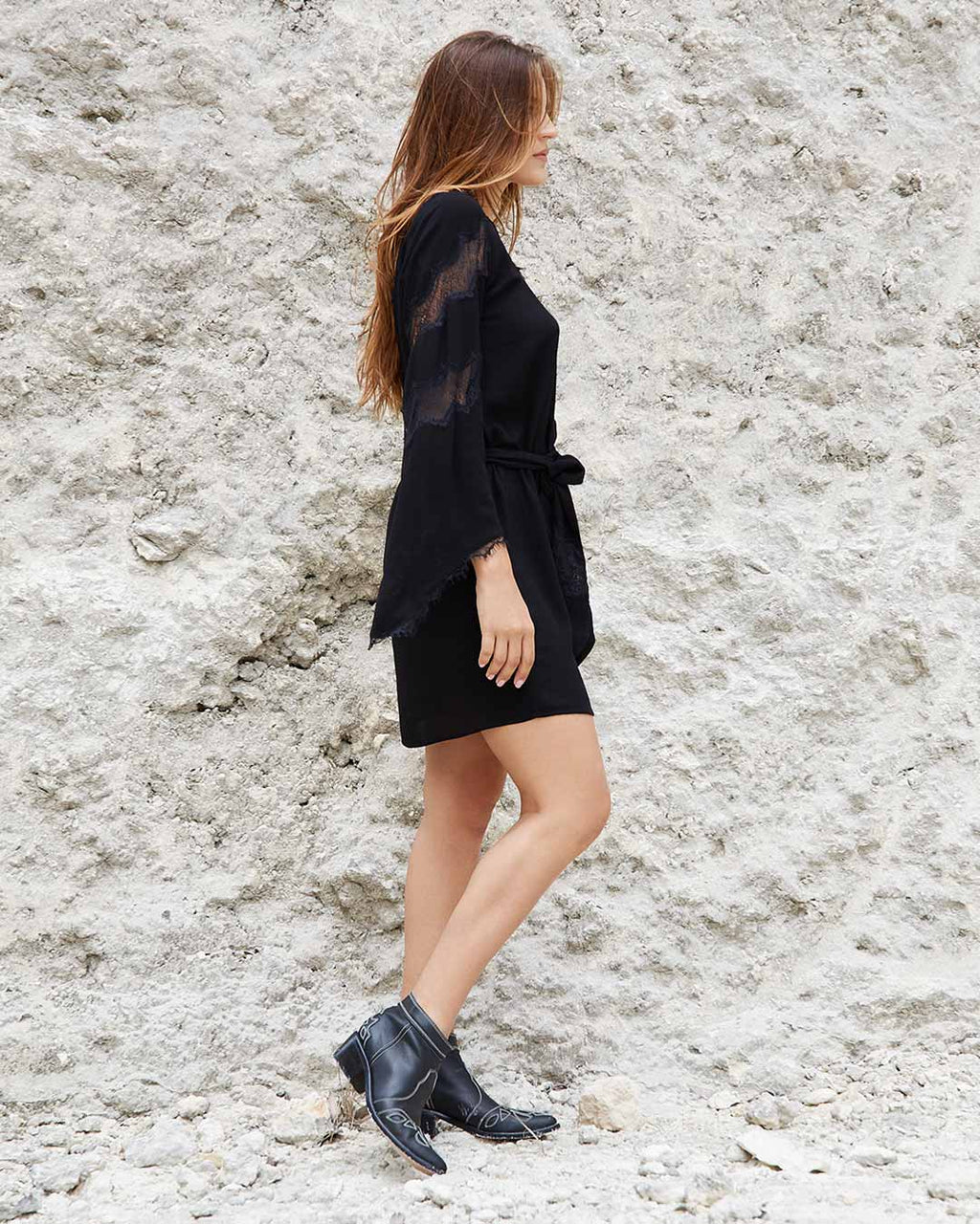 Model is 178cm / 5' foot 10" inches in height and wears a size S