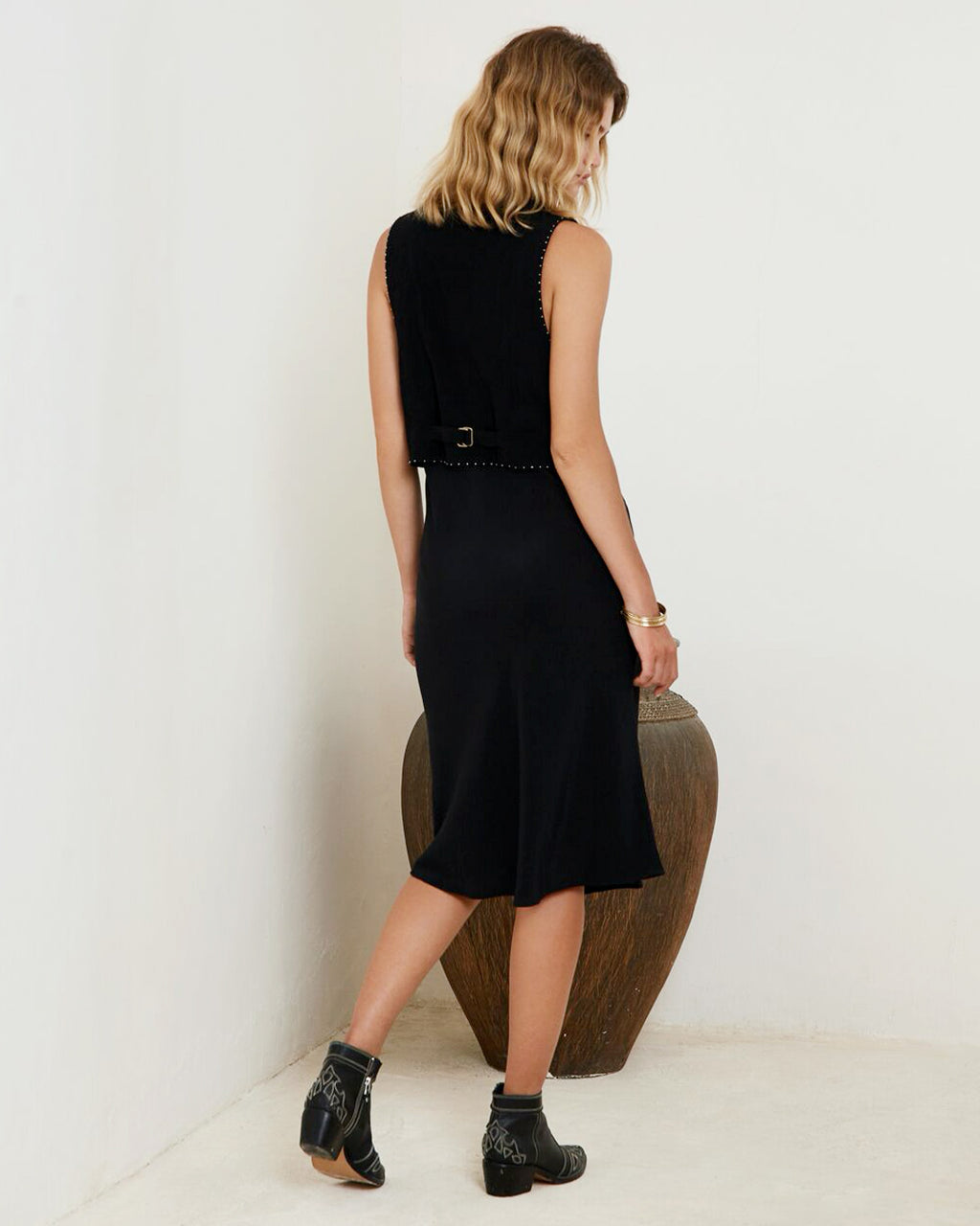 Model is 178cm / 5' foot 10" inches in height and is wearing a size S
