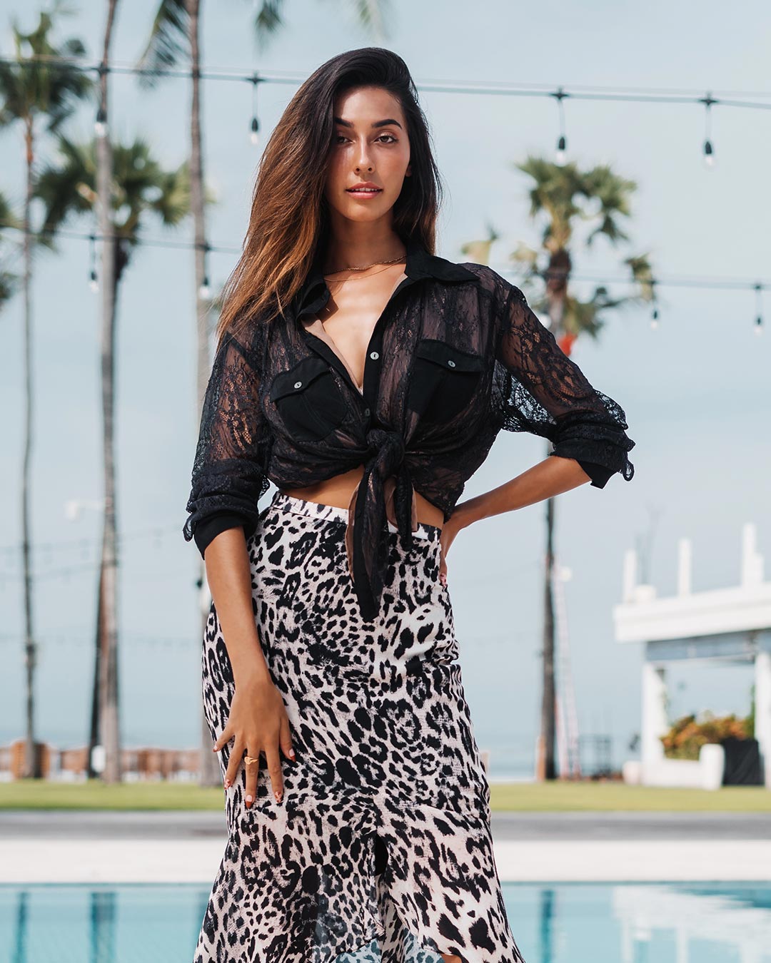 Model is 178cm / 5' foot 10" inches in height and wears a size XS