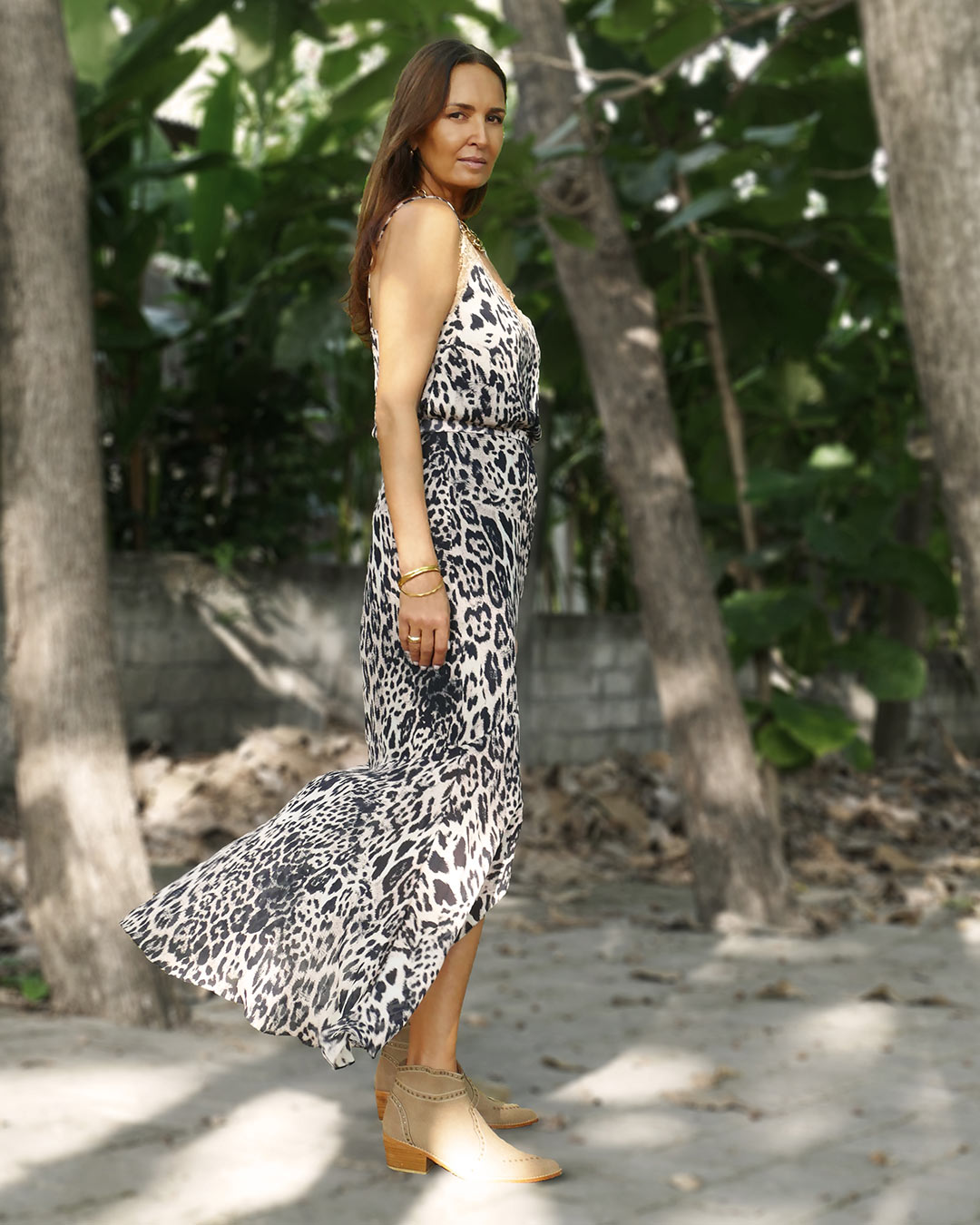 Model is 178cm / 5' foot 10" inches in height and wears a size S
